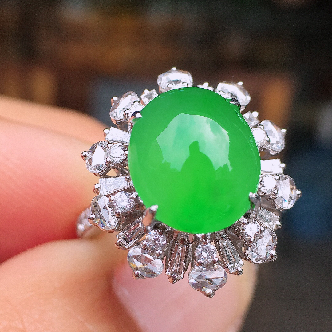 阳绿葫芦戒指，色泽均匀艳丽，玉质细腻，荧光感超
强，饱满圆润，尽显优雅气质，18k
金豪华镶嵌