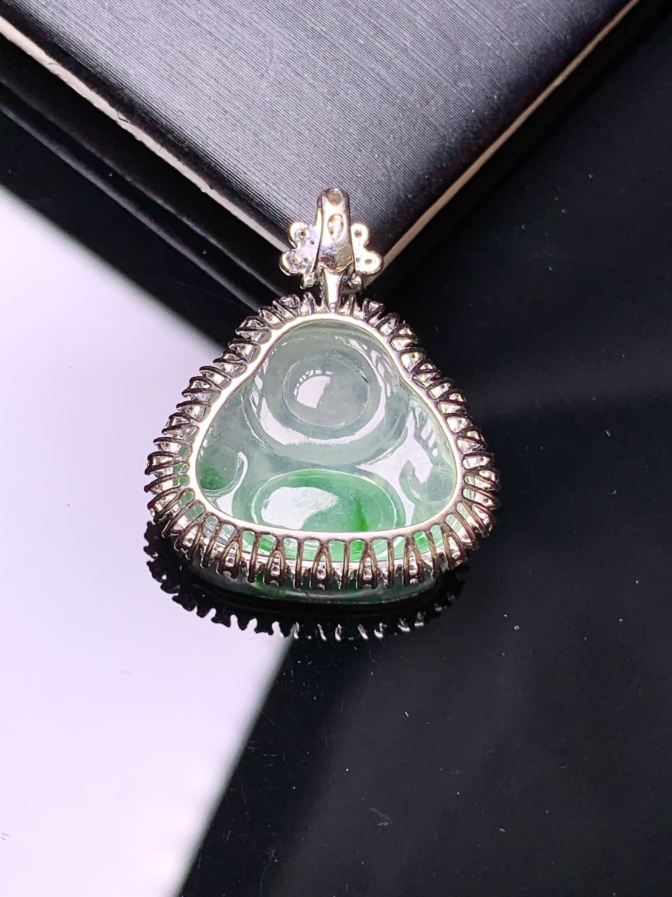 18k金钻镶嵌飘绿佛公吊坠 玉质细腻 色泽艳丽清新 水润亮眼 整体尺寸24.3*21.2*8y4