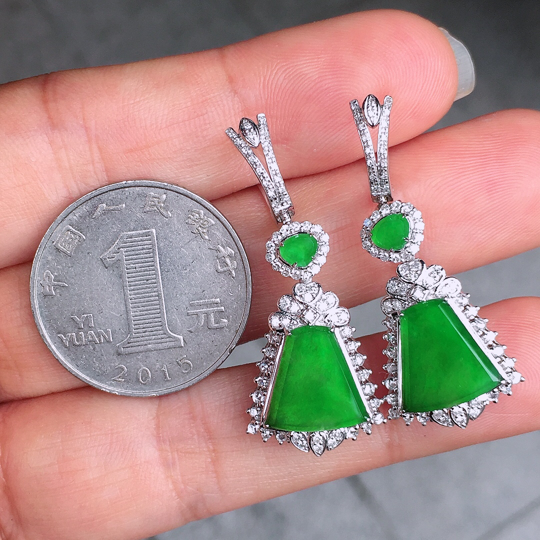 阳绿无事牌耳坠，色泽均匀艳丽，玉质细腻，荧光感超
强，饱满圆润，尽显优雅气质，18k
金豪华镶嵌