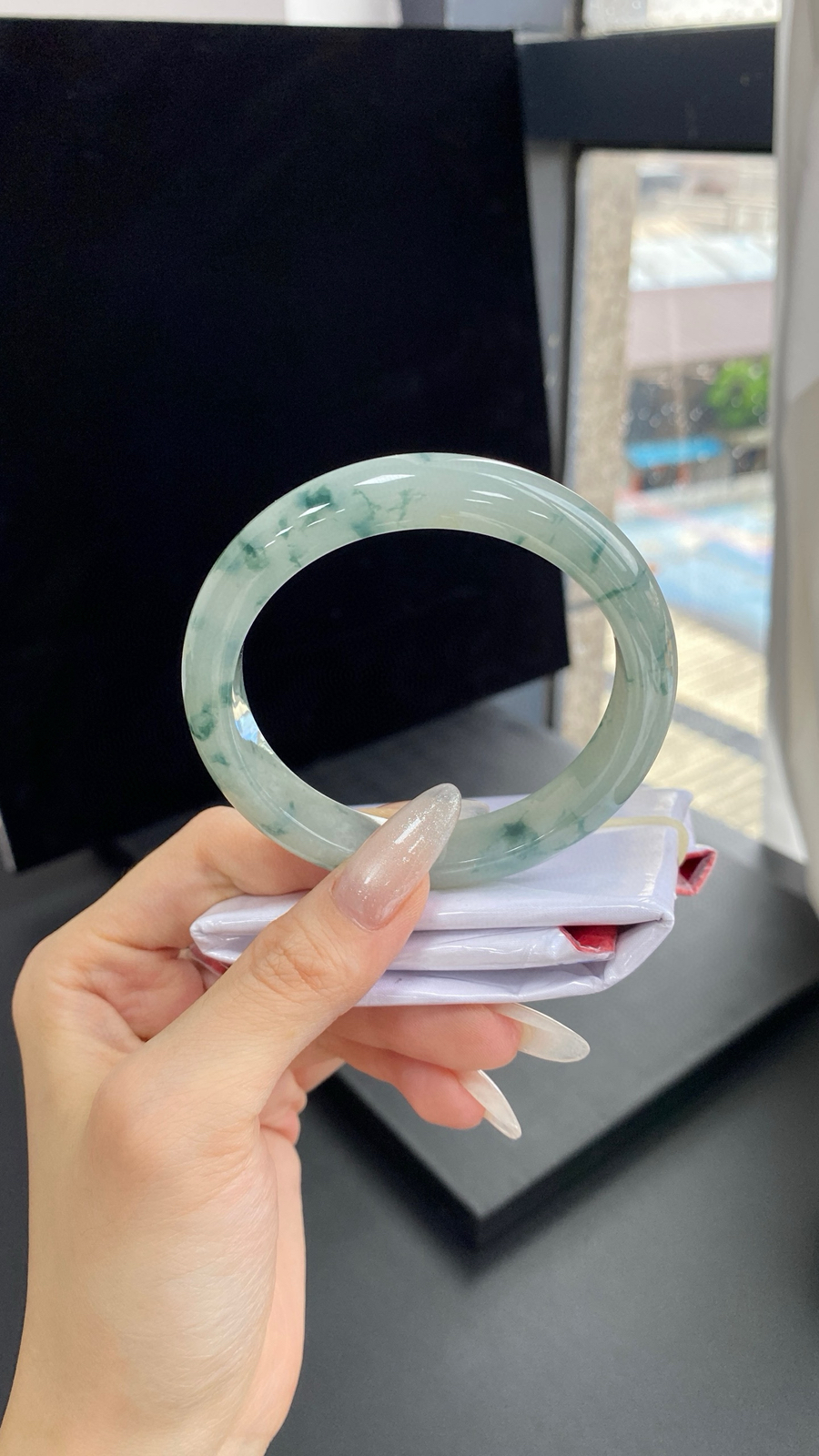 【飘花正圈手镯】
尺寸：57.6-11.8-8.4
自然光无滤镜，原图直出