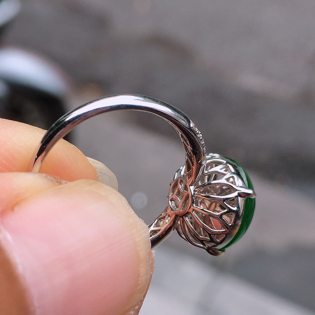 阳绿蛋面戒指，色泽均匀艳丽，玉质细腻，荧光感超
强，饱满圆润，尽显优雅气质，18k
金豪华镶嵌