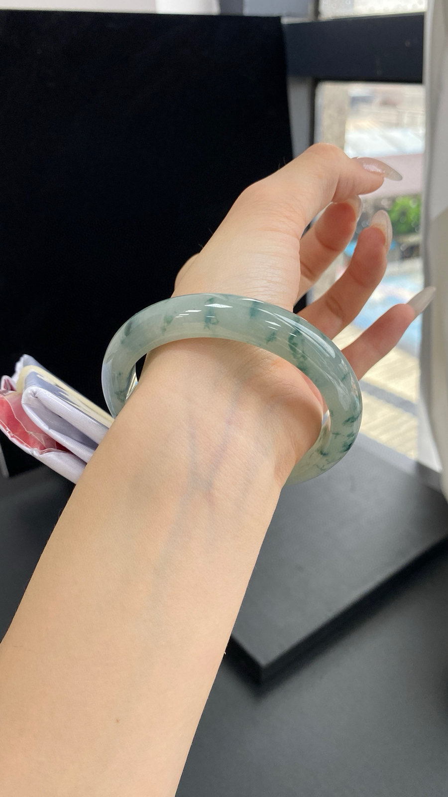 【飘花正圈手镯】
尺寸：57.6-11.8-8.4
自然光无滤镜，原图直出