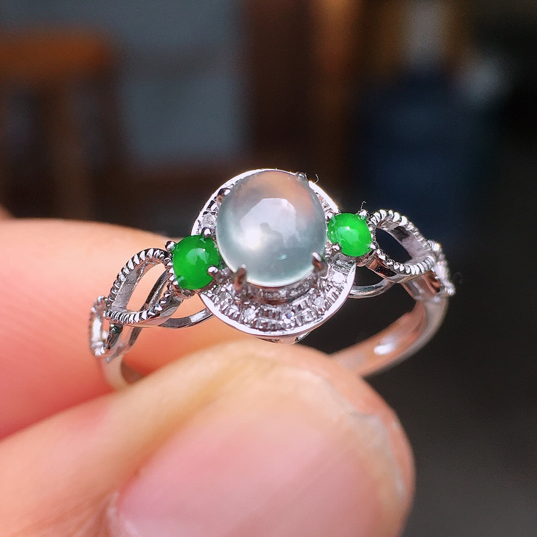 玻璃种蛋面戒指，玉质细腻，荧光感超
强，饱满圆润，尽显优雅气质，18k
金豪华镶嵌