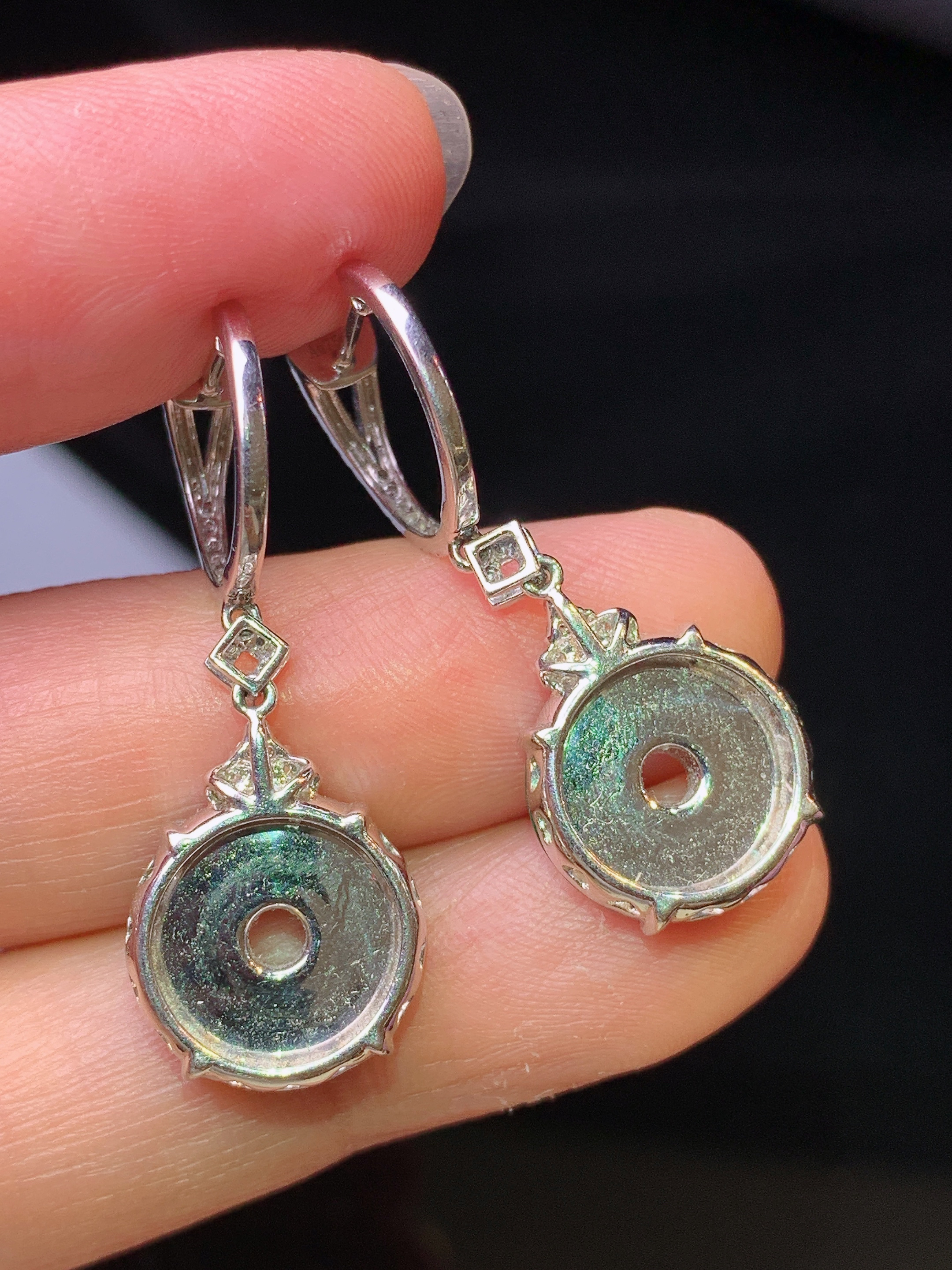 18k金钻镶嵌翠绿平安扣耳坠 玉质细腻 色泽艳丽清新 水润亮眼 整体尺寸32.2*12.5*4.5yz