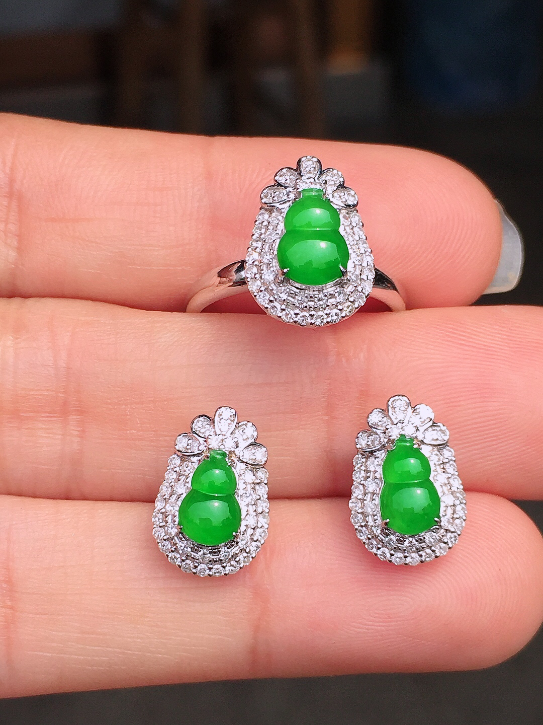 阳绿葫芦套装（耳钉+戒指），色泽均匀艳丽，玉质细腻，荧光感超
强，饱满圆润，尽显优雅气质，18k
金