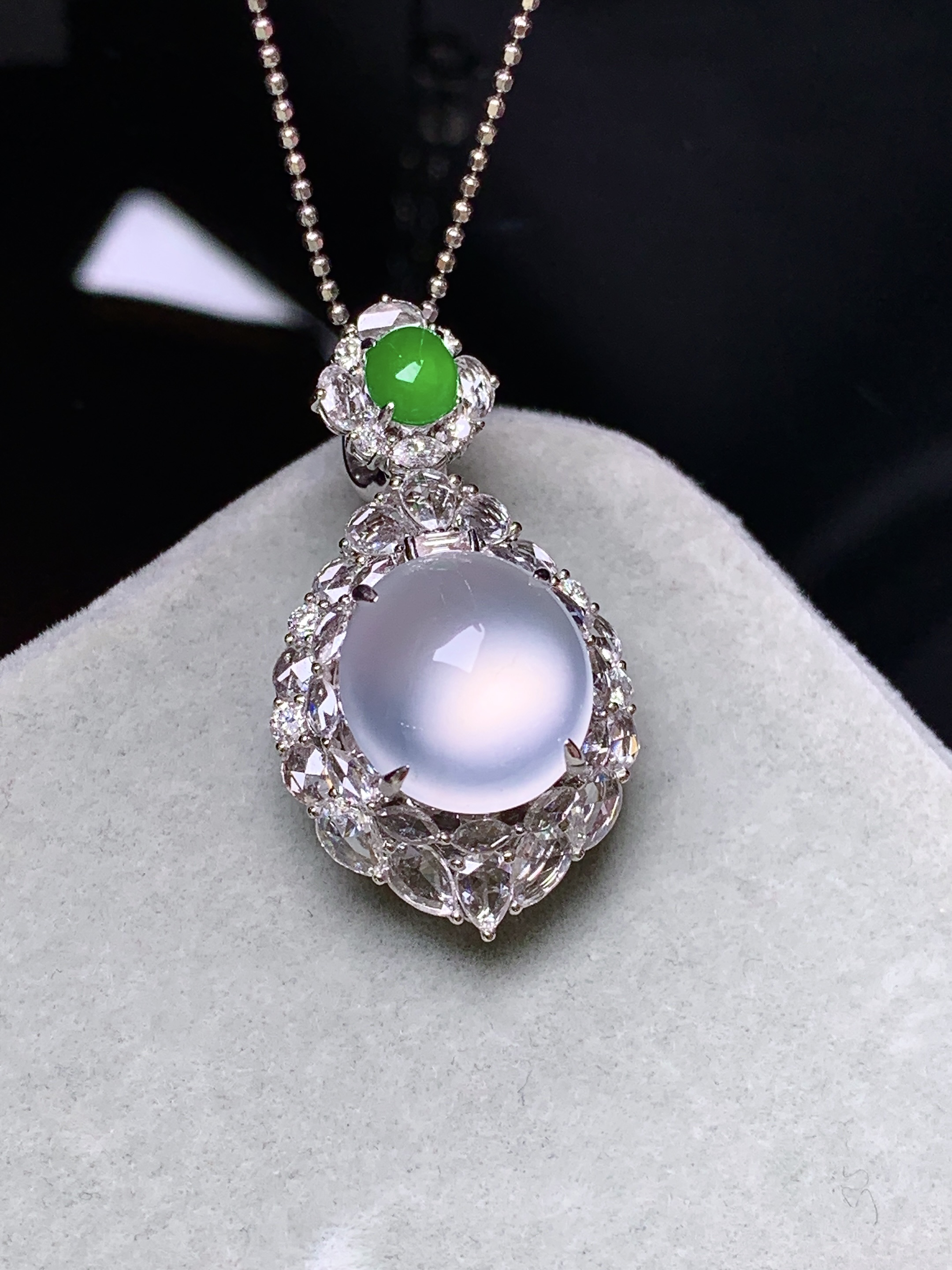 18k金钻镶嵌玻璃种蛋面吊坠 玉质细腻 色泽艳丽清新 水润亮眼 整体尺寸30*16.5*12.5j4