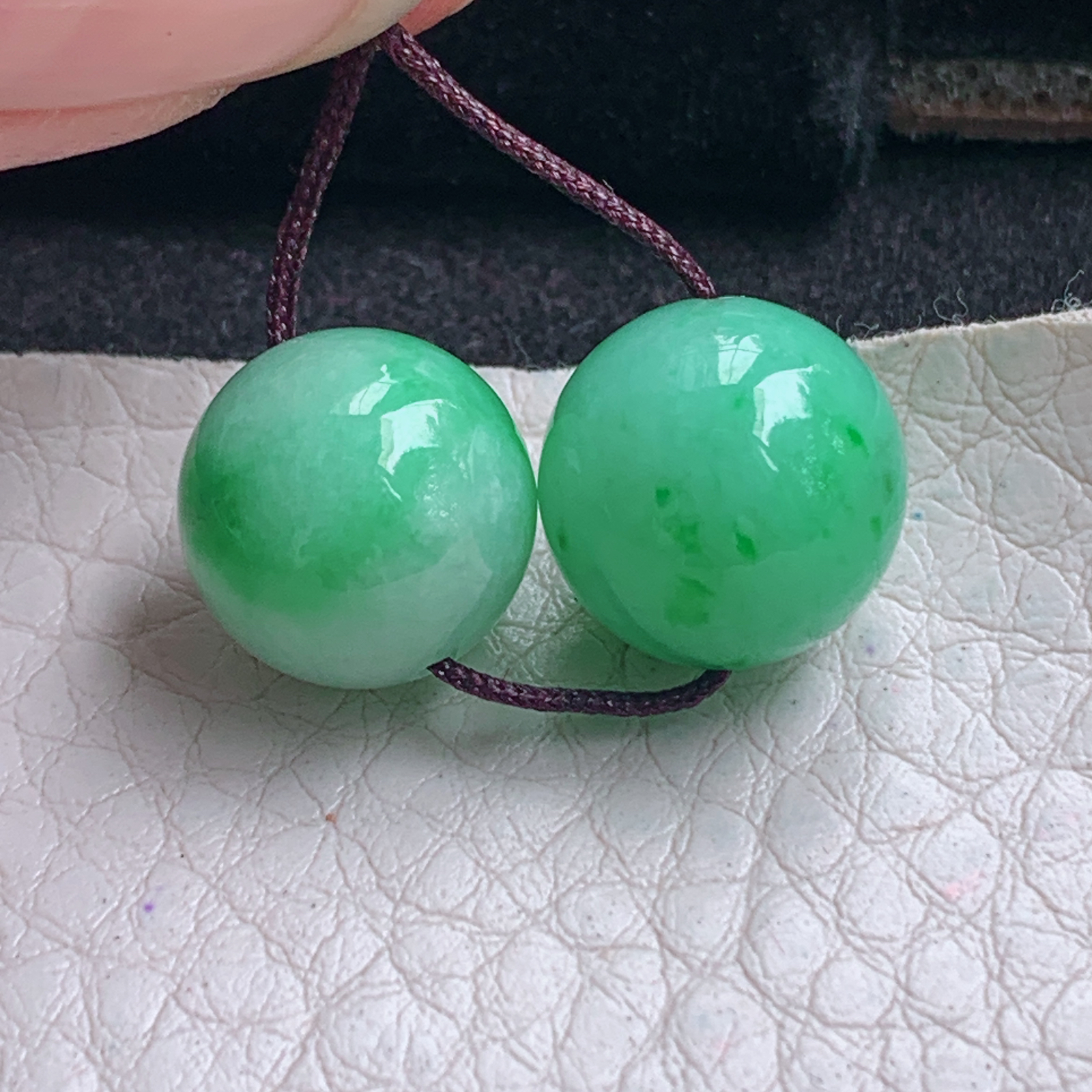 py实拍12mm 缅甸翡翠胶感饱满辣绿圆珠一对！