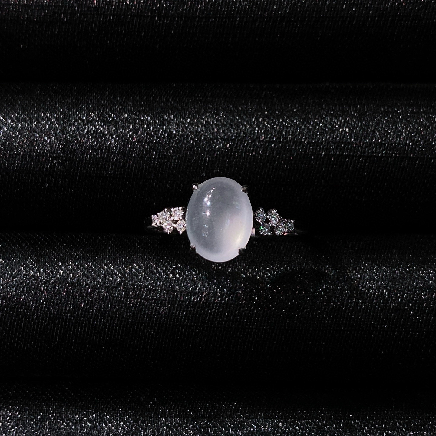 高冰蛋面戒指 
种质细腻，种水超赞
18k金镶嵌，低调又精致
尺寸如图一  实物更美～