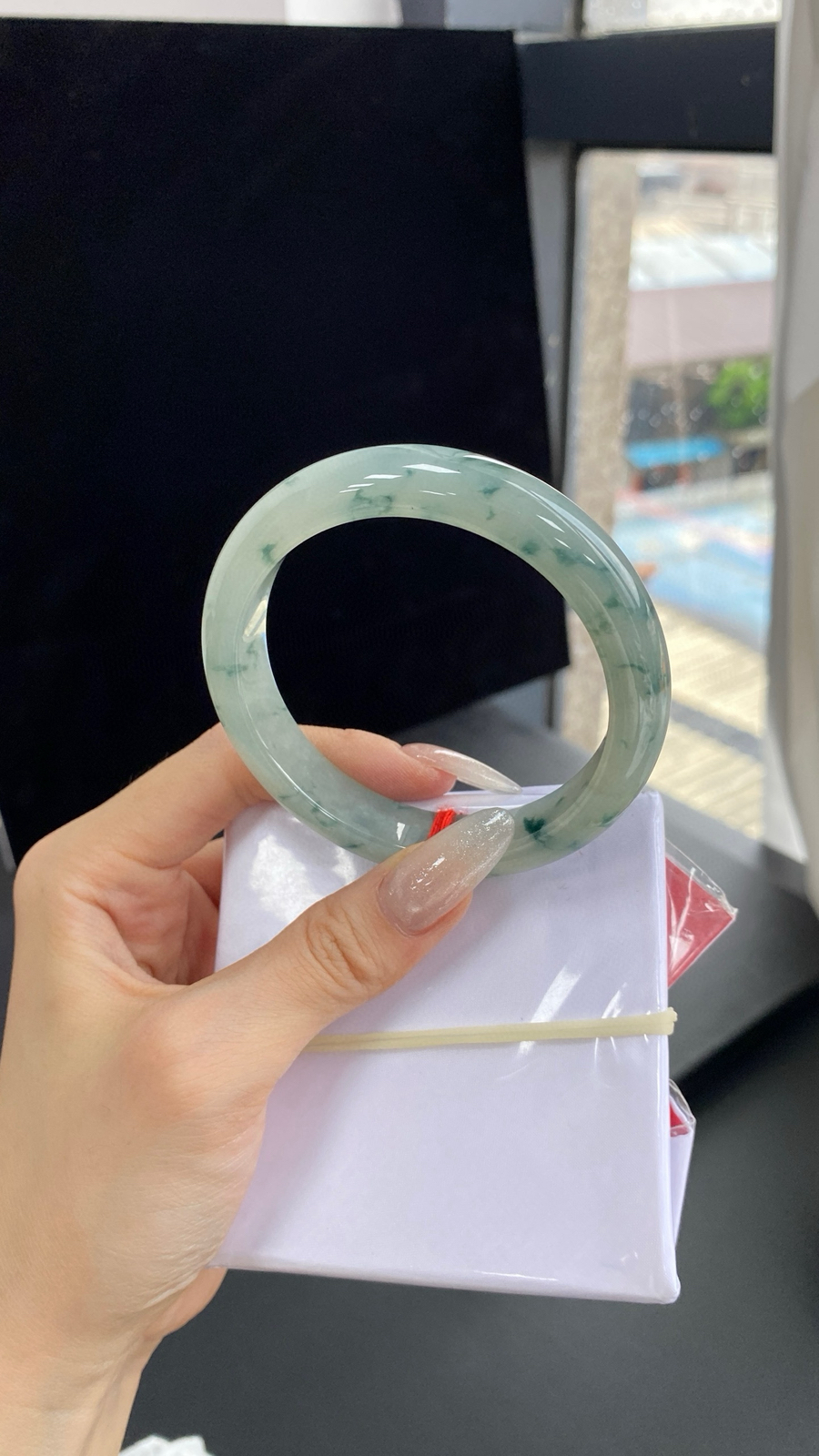 【飘花正圈手镯】
尺寸：57.6-11.8-8.4
自然光无滤镜，原图直出