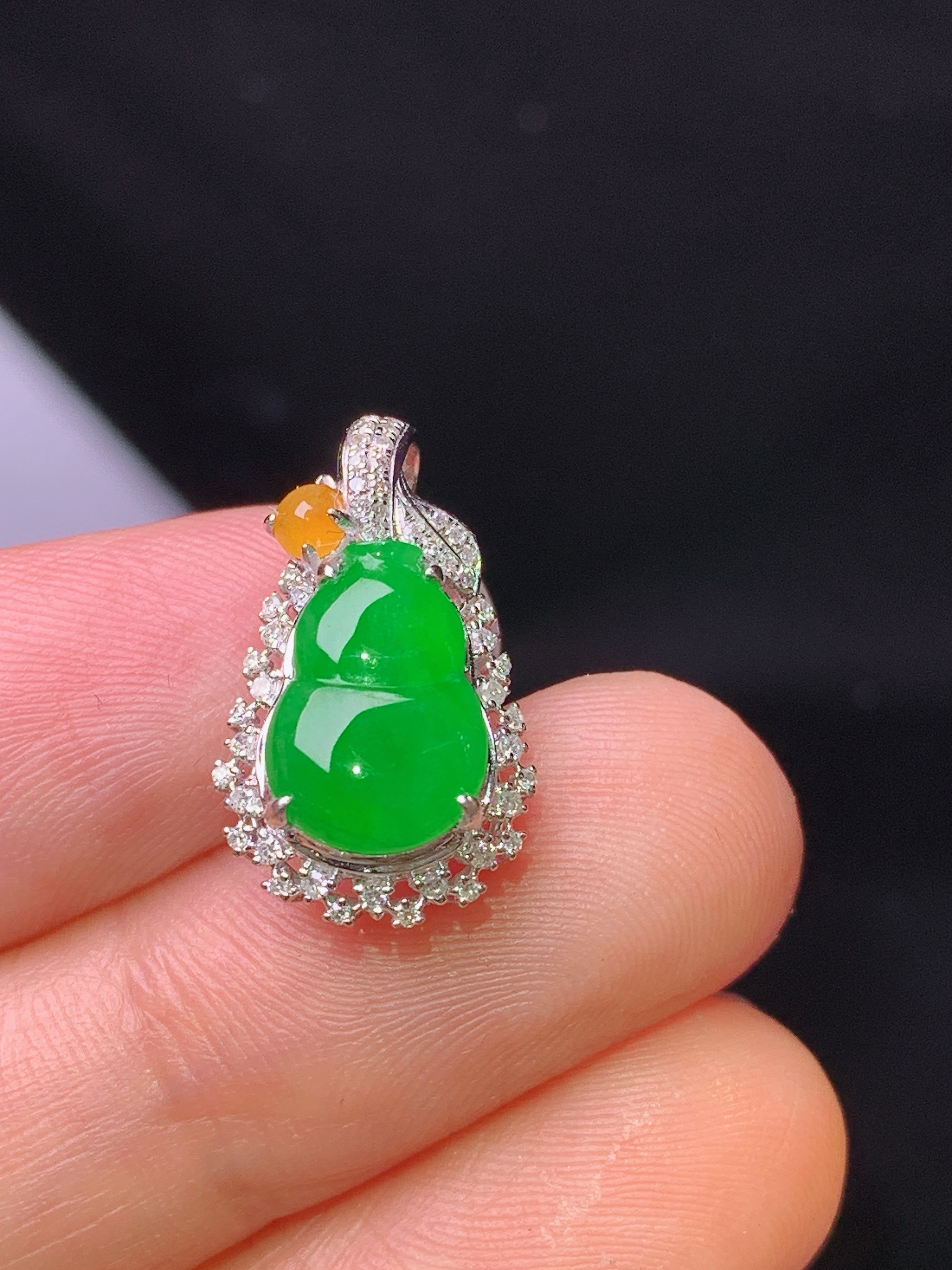 18k金钻镶嵌满绿葫芦吊坠 玉质细腻 色泽艳丽清新 水润亮眼 整体尺寸18.5*11*7y4