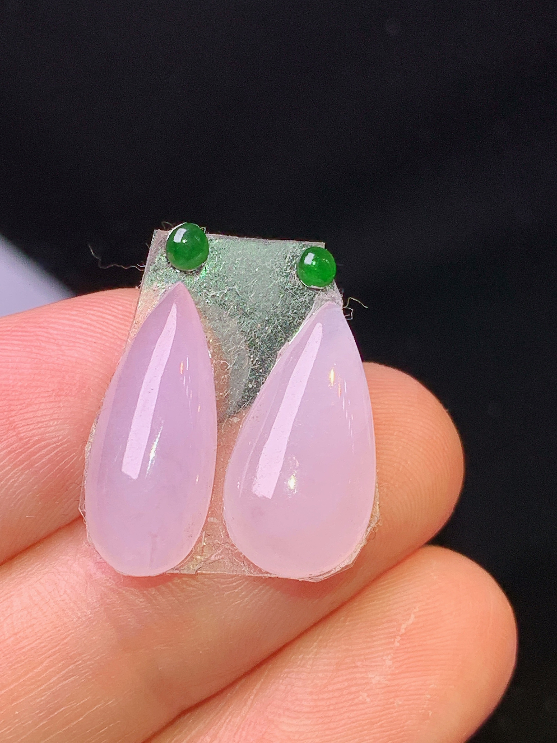 淡紫罗兰水滴一对 玉质细腻 色泽艳丽清新 水润亮眼 整体尺寸16.3*8.5*4.2j3