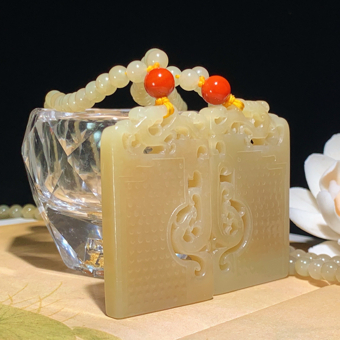 新疆和田玉且末糖仿古龙凤对牌子挂件。尺寸53/32/6重122.8克 玉质细腻油润 底色纯净 脂粉好