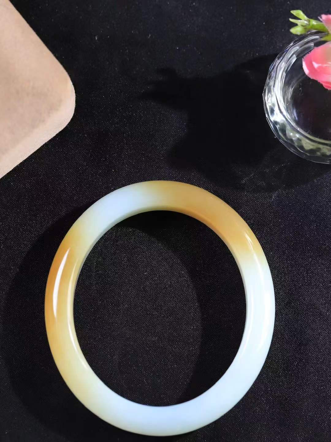 【贵妃镯.玉腕清响】    

精品和田玉糖白玉贵妃镯，玉质温润细腻 油性十足 相传杨贵妃十分喜爱椭圆形态手镯，后人称其为贵妃镯。因其形与人手腕形相吻合，佩戴更服帖，别具妩媚风格。
重46.3克   正圈内径54-50.3mm尺寸11.8-8.2mm   fDA-88361848