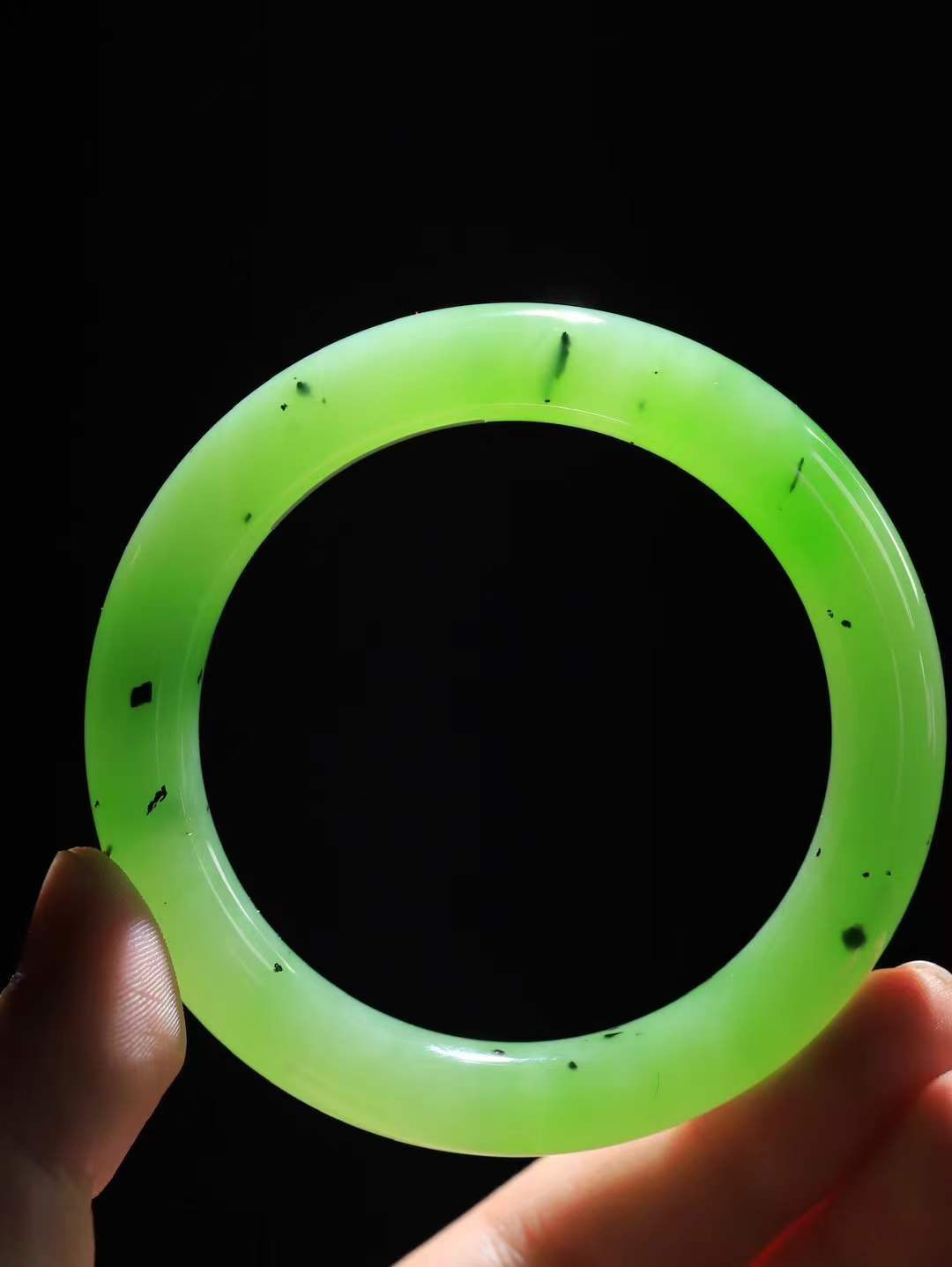 （碧色荡漾.手镯）

收藏级臻品和田玉碧玉手镯，灼灼其华想像靓妆淡伫 ，腕间绿意跳脱冰壶莹，坐间静对，姑射仙姿潇洒处，艳冶最奇料子油润滋腻镯型饱满，手感上佳。重62.8克   内径57mm尺寸12-10.5mm  24352913T