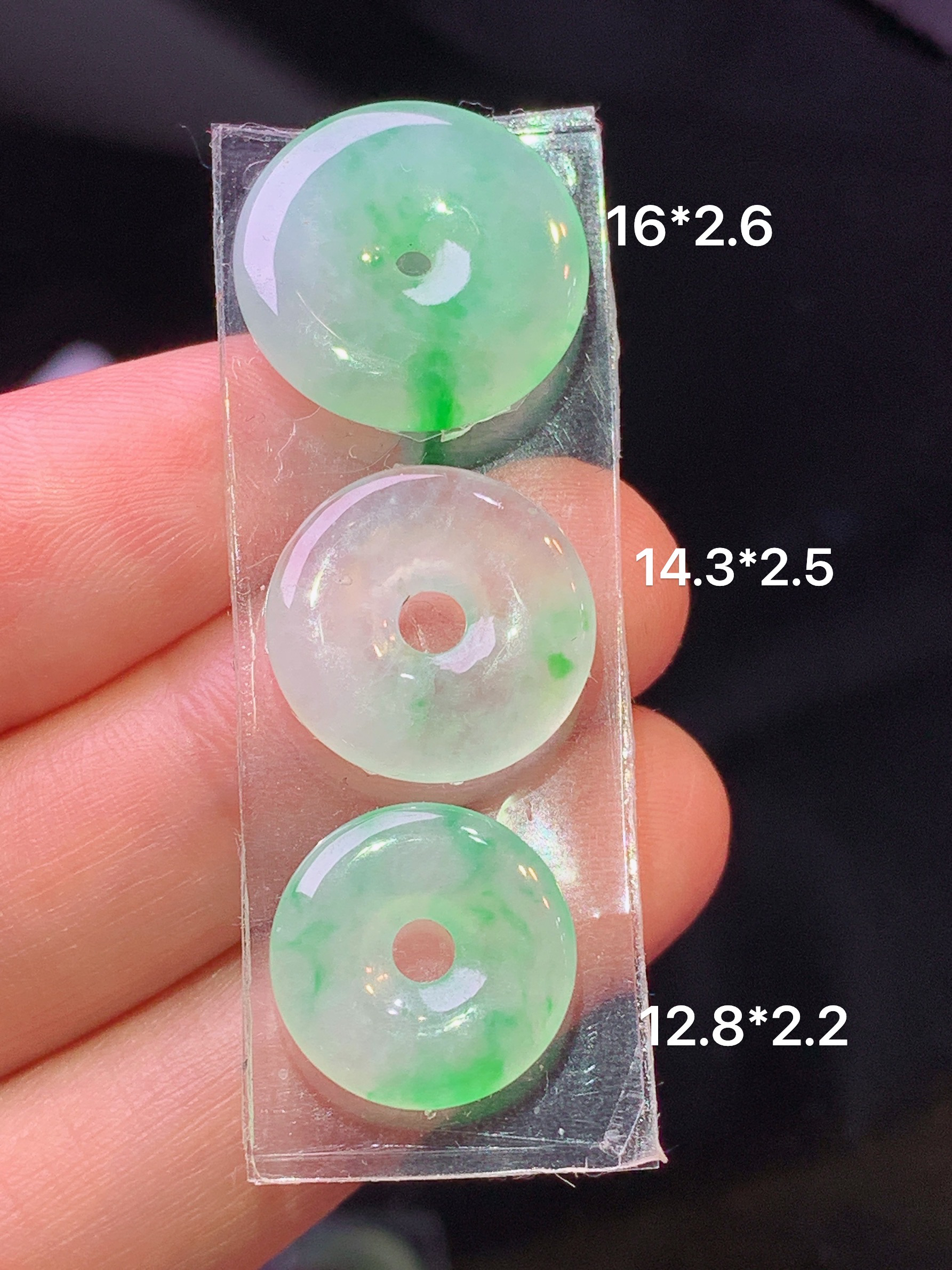 镶嵌款 飘绿平安扣一手 玉质细腻 色泽艳丽清新 水润亮眼 整体尺寸16*2.6j3