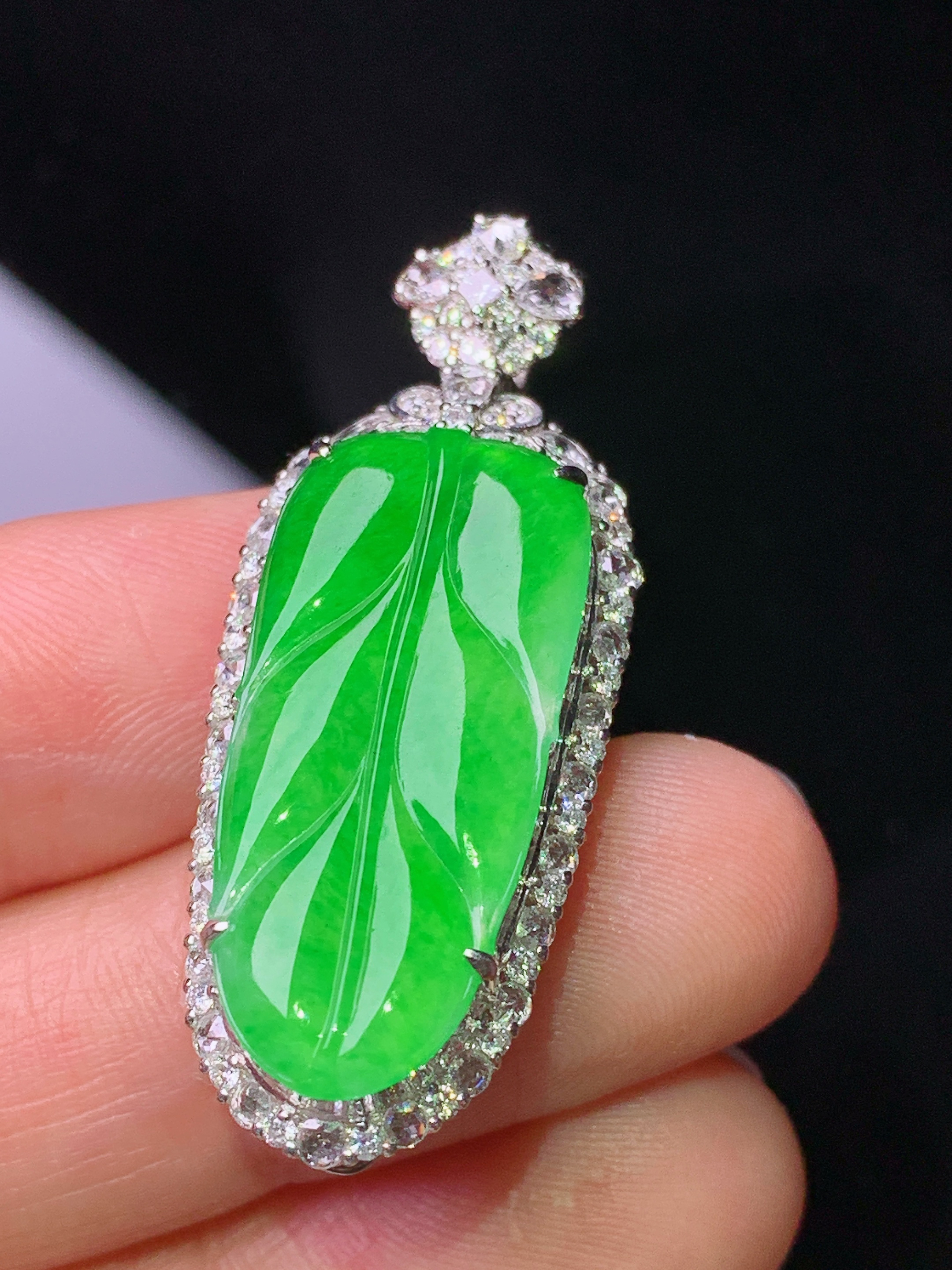 18k金钻镶嵌翠绿树叶吊坠 玉质细腻 色泽艳丽清新 水润亮眼 整体尺寸38.6*15.3*8.5m5