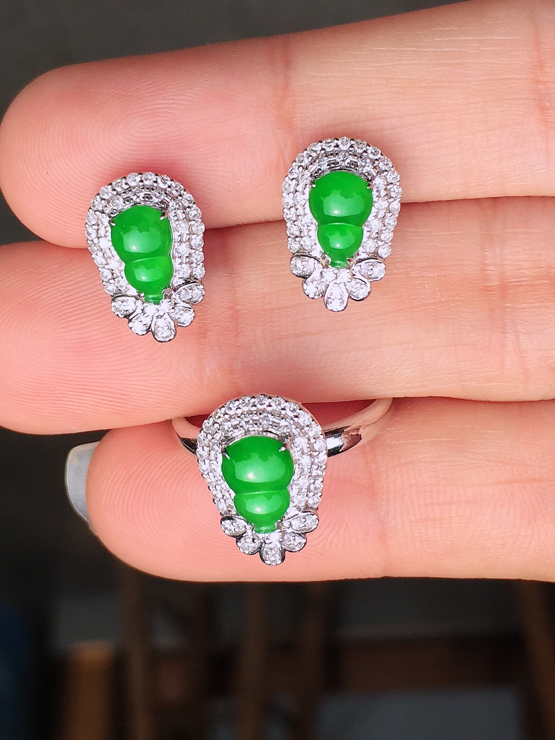 阳绿葫芦套装（耳钉+戒指），色泽均匀艳丽，玉质细腻，荧光感超
强，饱满圆润，尽显优雅气质，18k
金豪华镶嵌