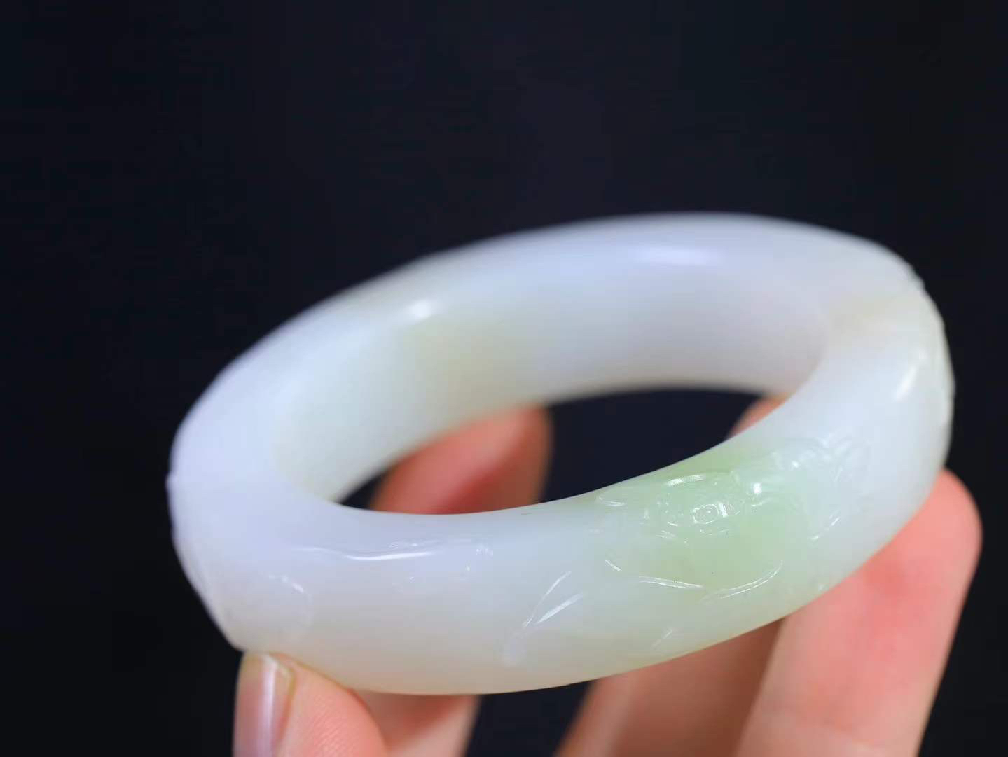 【连年有余.手镯】

收藏级️和田玉白玉带翠连年有余手镯 玉质温润细腻 油性十足 精雕鱼儿，鱼鳞精致美观，祥和清灵之气，飘逸灵动之态。佩于腕间清爽迷人，寓意吉祥美好，连年有余.生活富足 重101克 尺寸55.5-16-11.3mm 79312952T