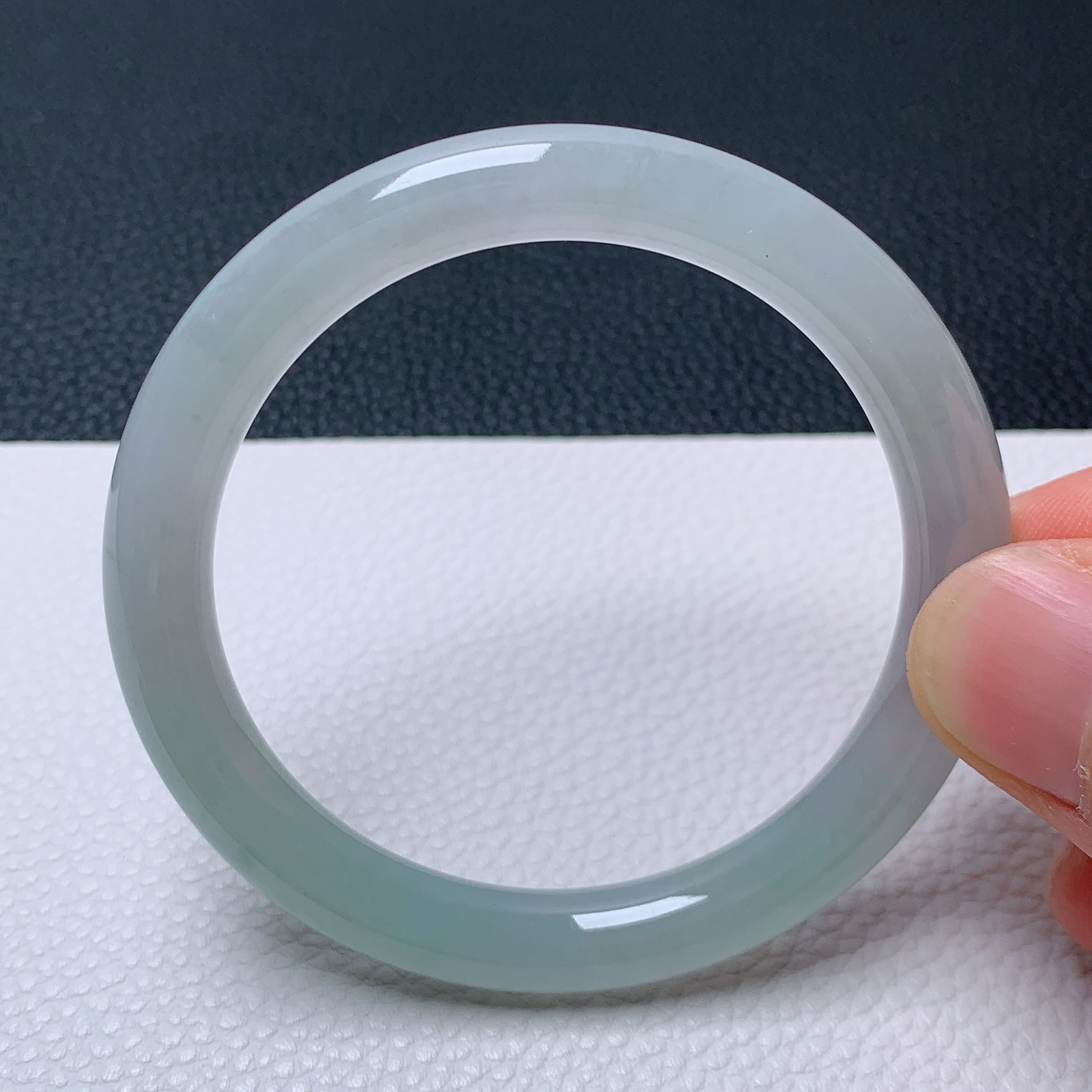 天然翡翠圈口51-52老坑冰透圆条手镯 玉质细腻 种水好 尺寸：51.2-7.5-7.5mm  M22