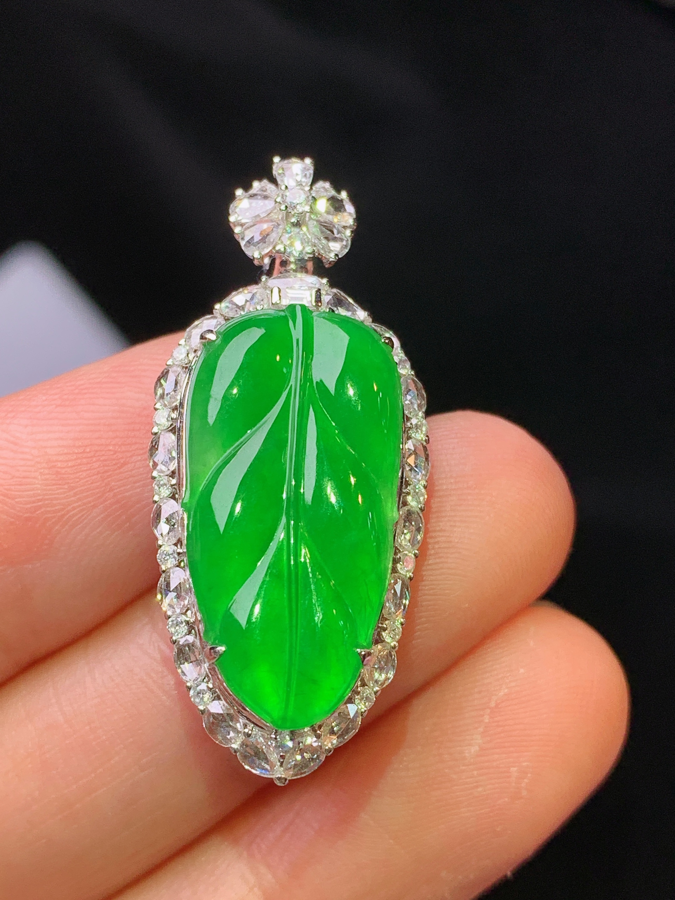 18k金钻镶嵌翠绿树叶吊坠 玉质细腻 色泽艳丽清新 水润亮眼 整体尺寸34.5*15*8.8m5