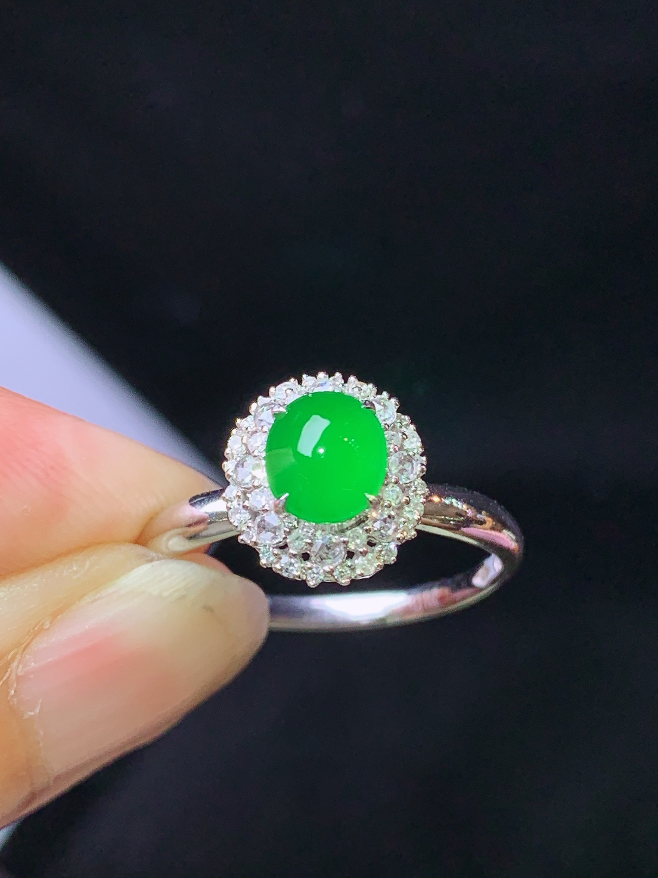 18k金钻镶嵌满绿蛋面戒指 玉质细腻 色泽艳丽清新 水润亮眼 圈口14 整体尺寸10*9.2*8z2