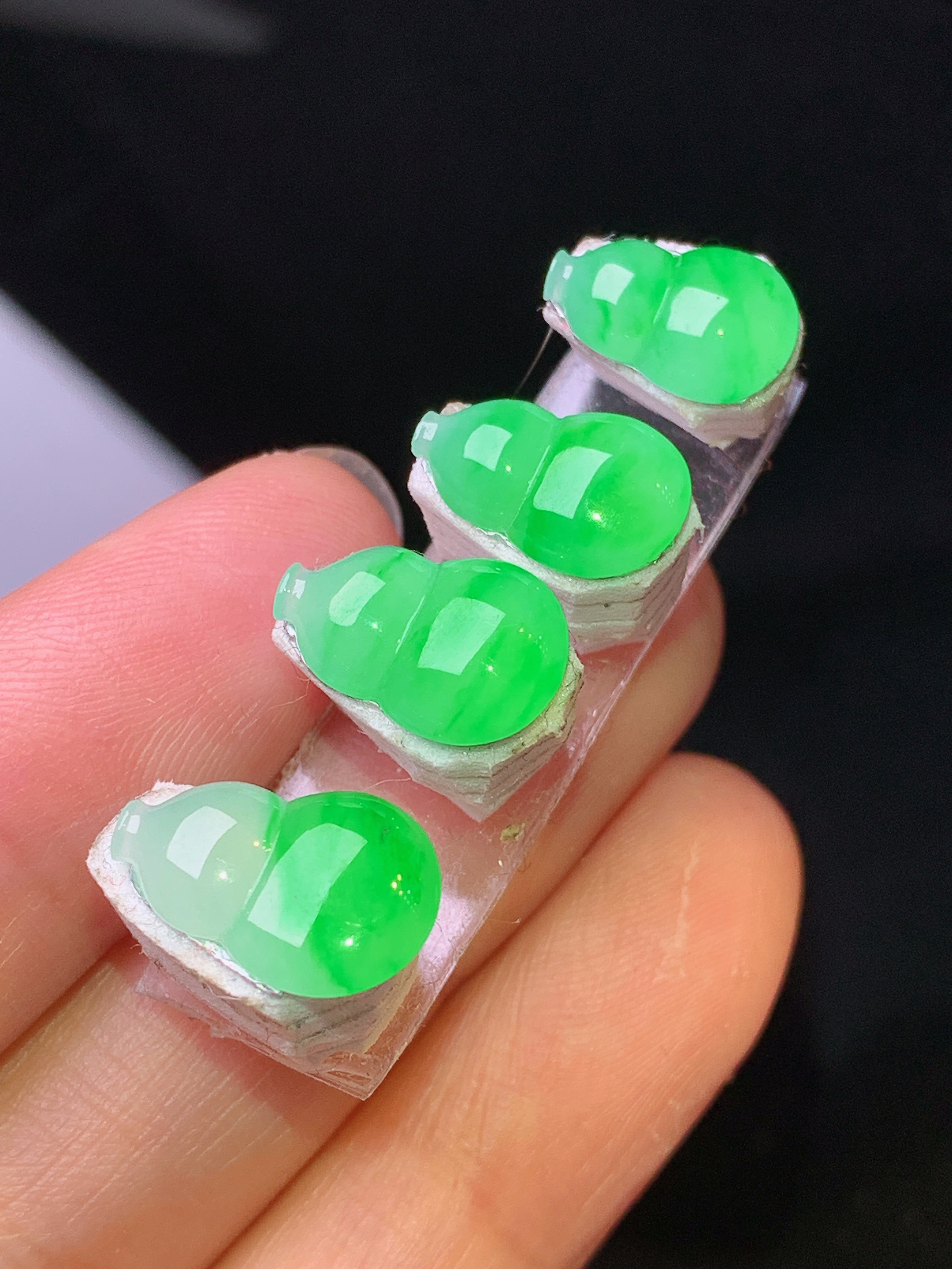 镶嵌款 翠绿葫芦一手 玉质细腻 色泽艳丽清新 水润亮眼 整体尺寸12.8*8.8*2.3j3