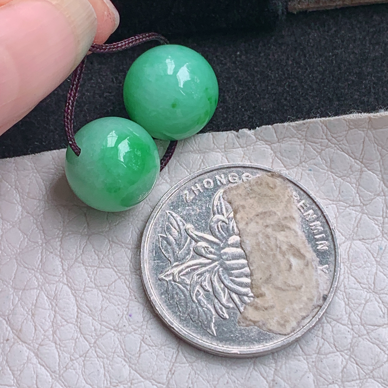 py实拍12mm 缅甸翡翠胶感饱满辣绿圆珠一对！
