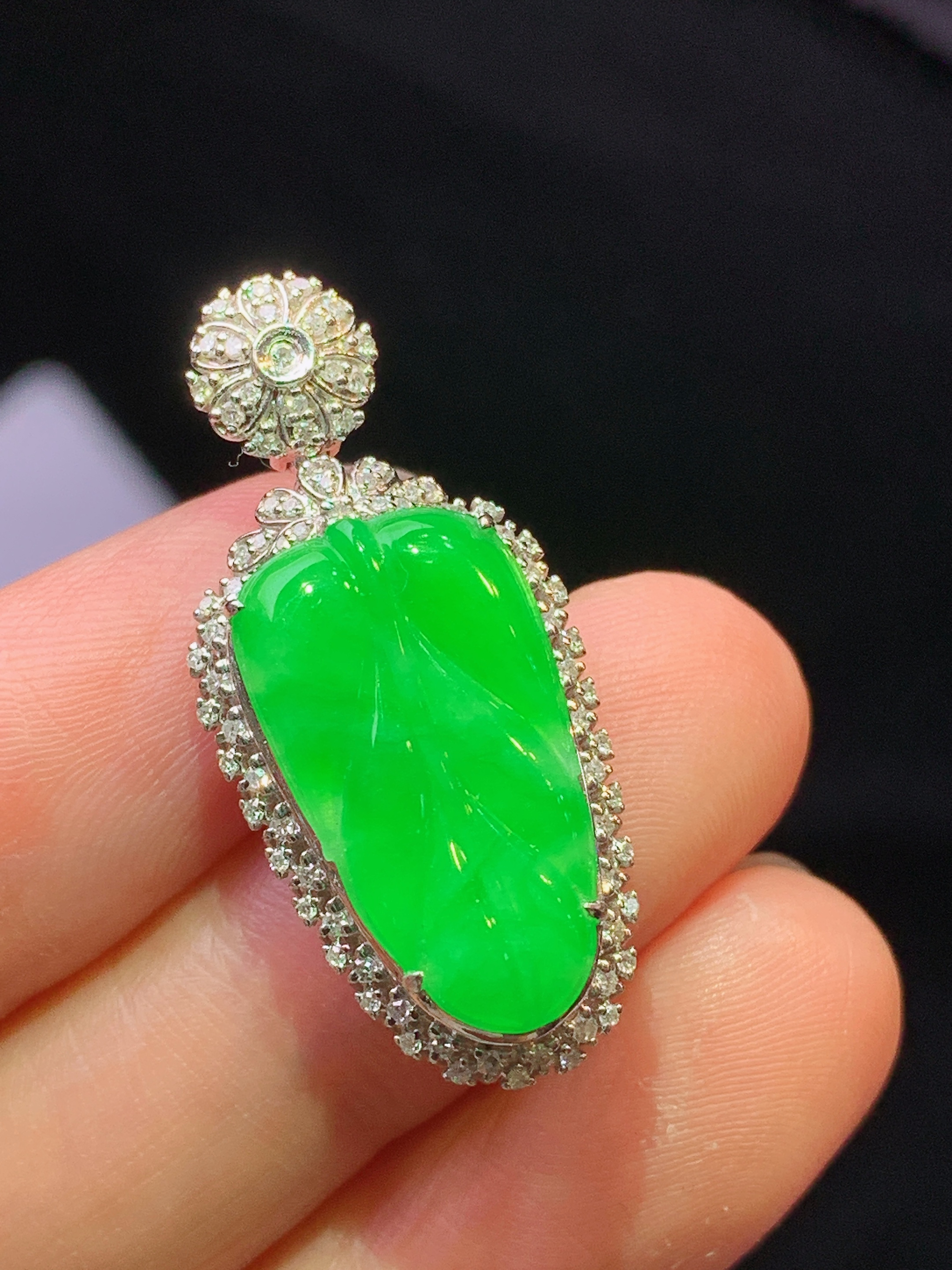 18k金钻镶嵌翠绿树叶吊坠 玉质细腻 色泽艳丽清新 水润亮眼 整体尺寸31*14.2*8.6y4