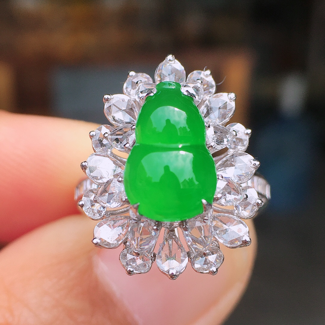 阳绿葫芦色泽均匀艳丽，玉质细腻，荧光感超
强，饱满圆润，尽显优雅气质，18k
金豪华镶嵌