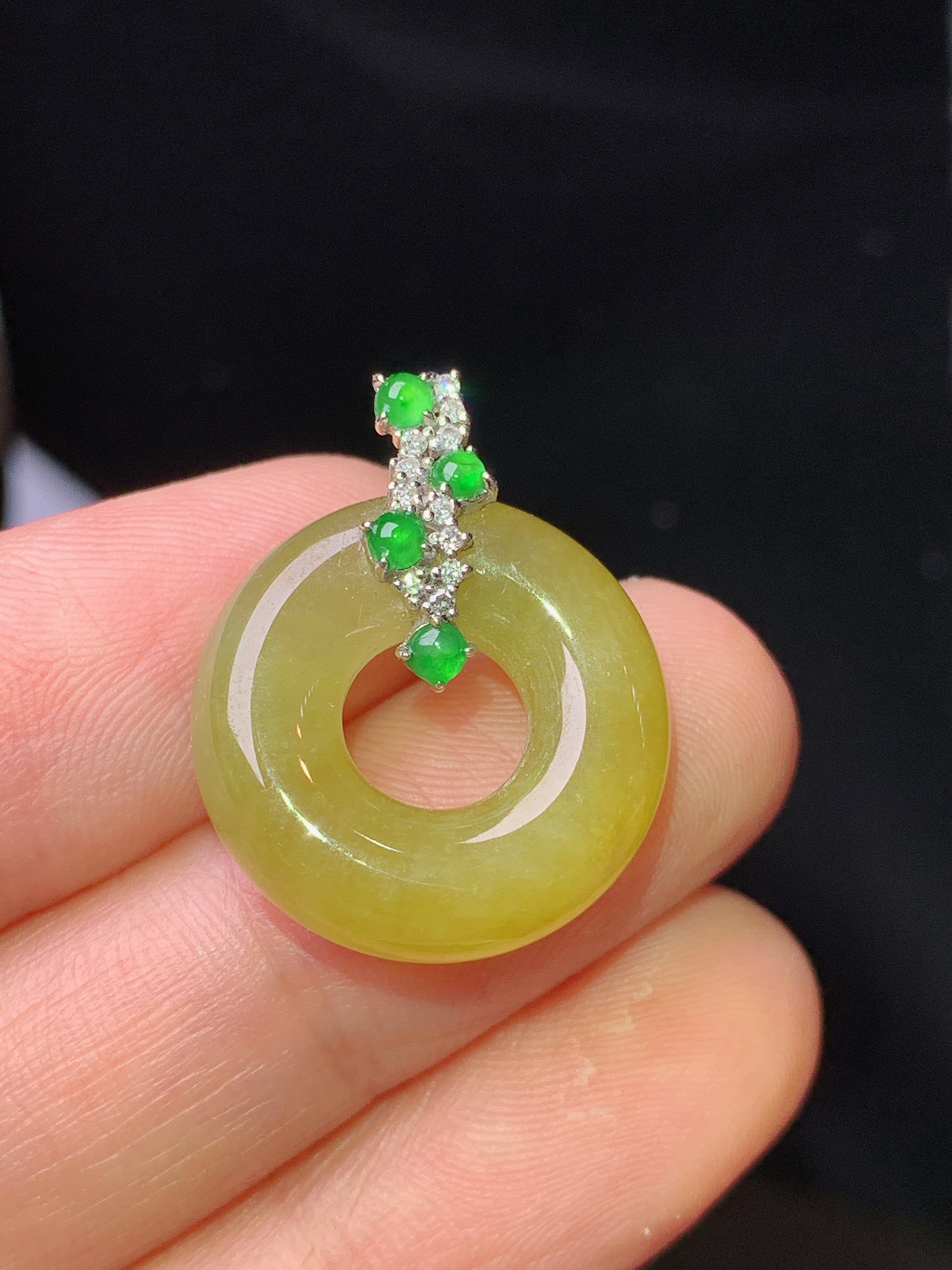 18k金钻镶嵌黄翡平安环吊坠 玉质细腻 色泽艳丽清新 水润亮眼 整体尺寸22.8*18.5*6b1