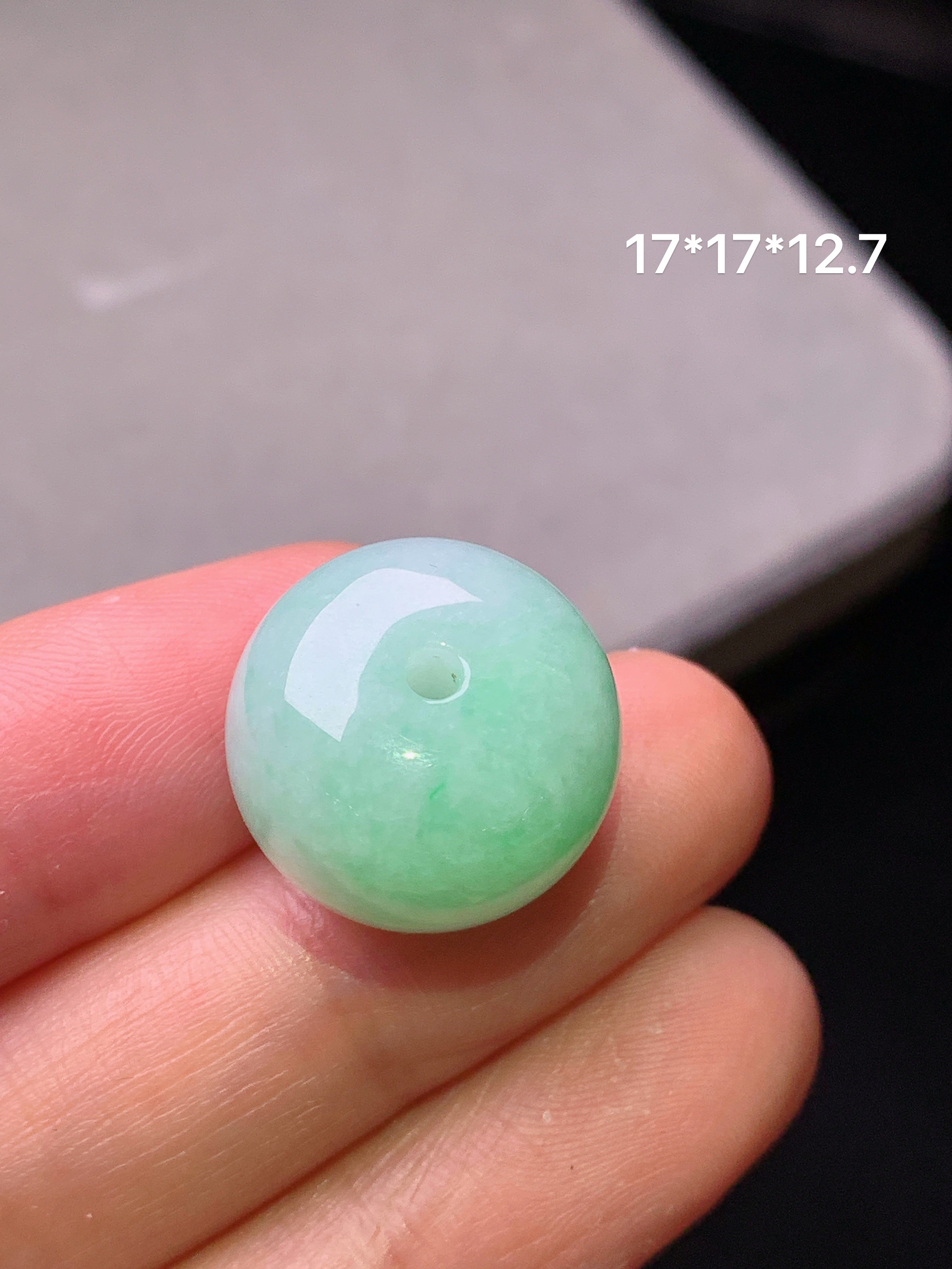 飘绿路路通吊坠 玉质细腻 色泽艳丽清新 水润亮眼 整体尺寸17*12.7h4