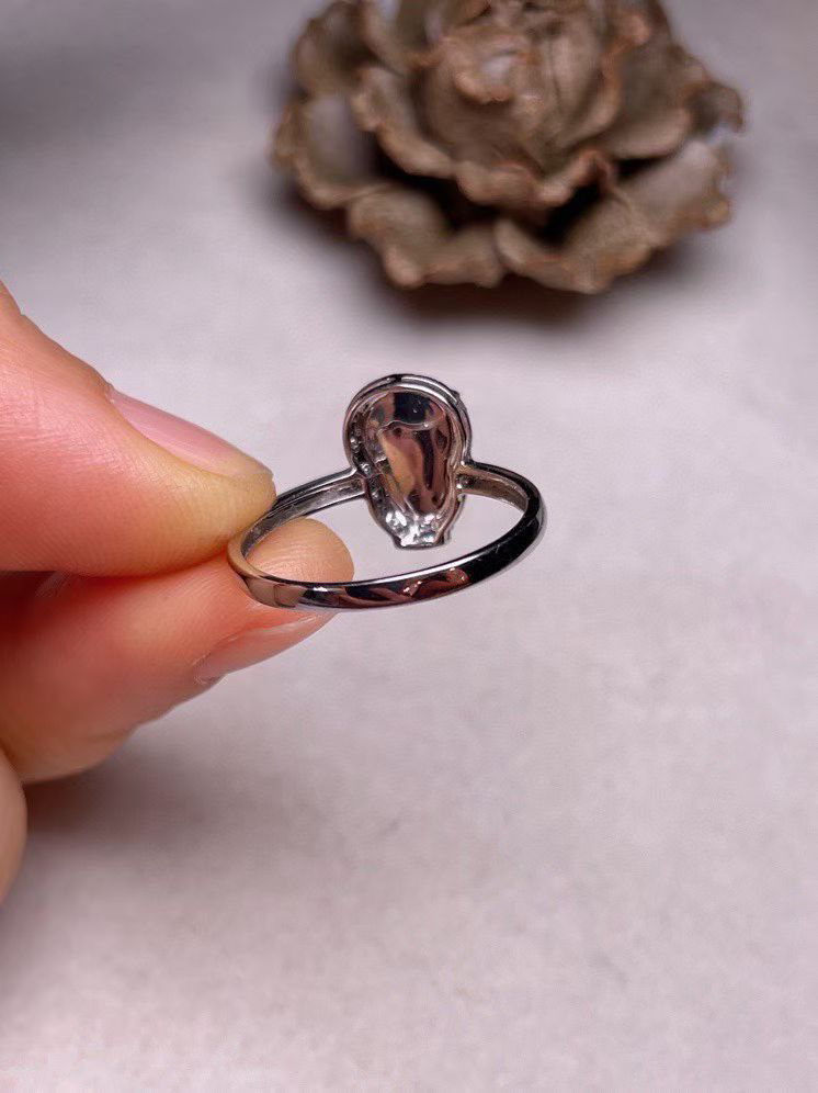 冰种阳绿葫芦戒指、真金真钻镶嵌，种水好，玉质细腻 .裸石尺寸 9.8*6.6