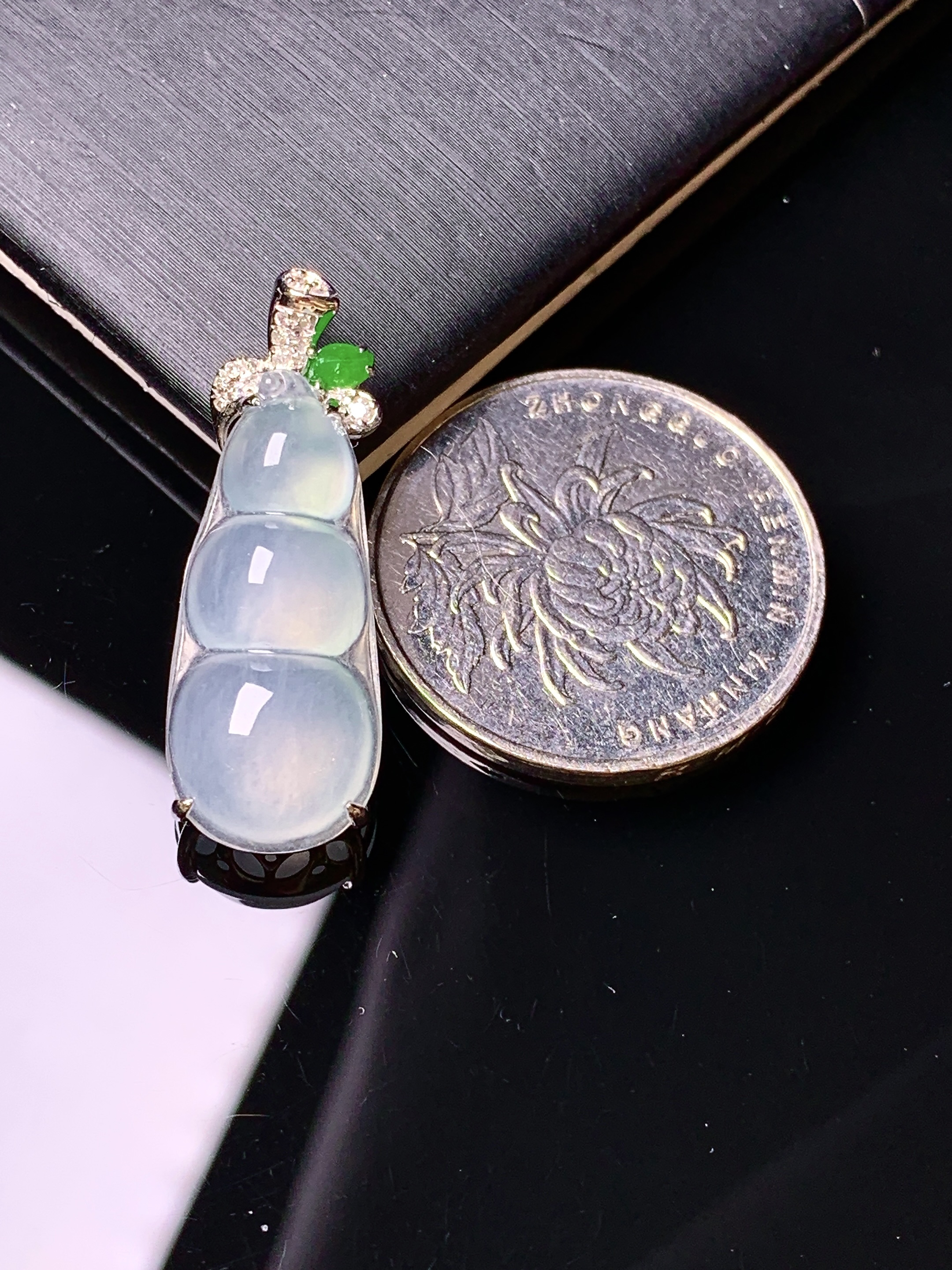 18k金钻镶嵌冰种四季豆吊坠 玉质细腻 色泽艳丽清新 水润亮眼 整体尺寸29.6*10.6*7.8g2