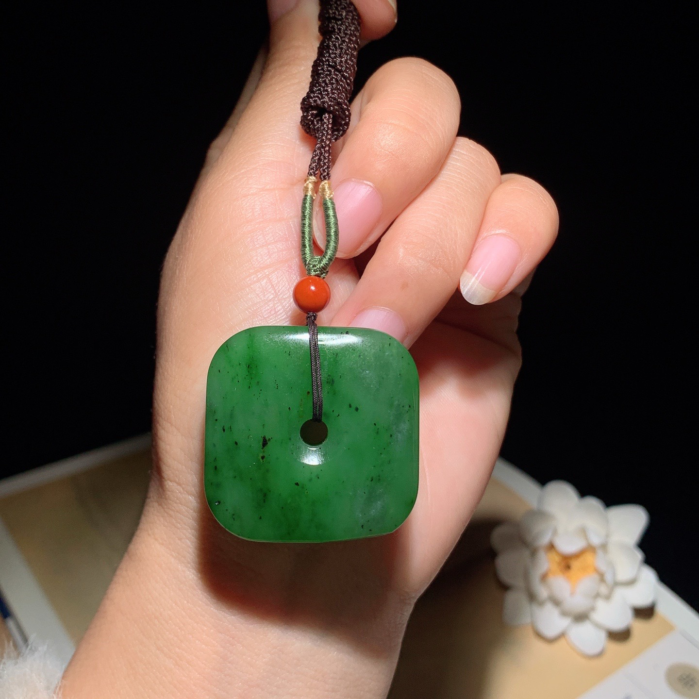 和田玉阳绿俄罗斯碧玉四方平安扣玉琮挂件。尺寸34/12重36克 玉质细腻油润 底色纯净 脂粉好，品质好。lt260328