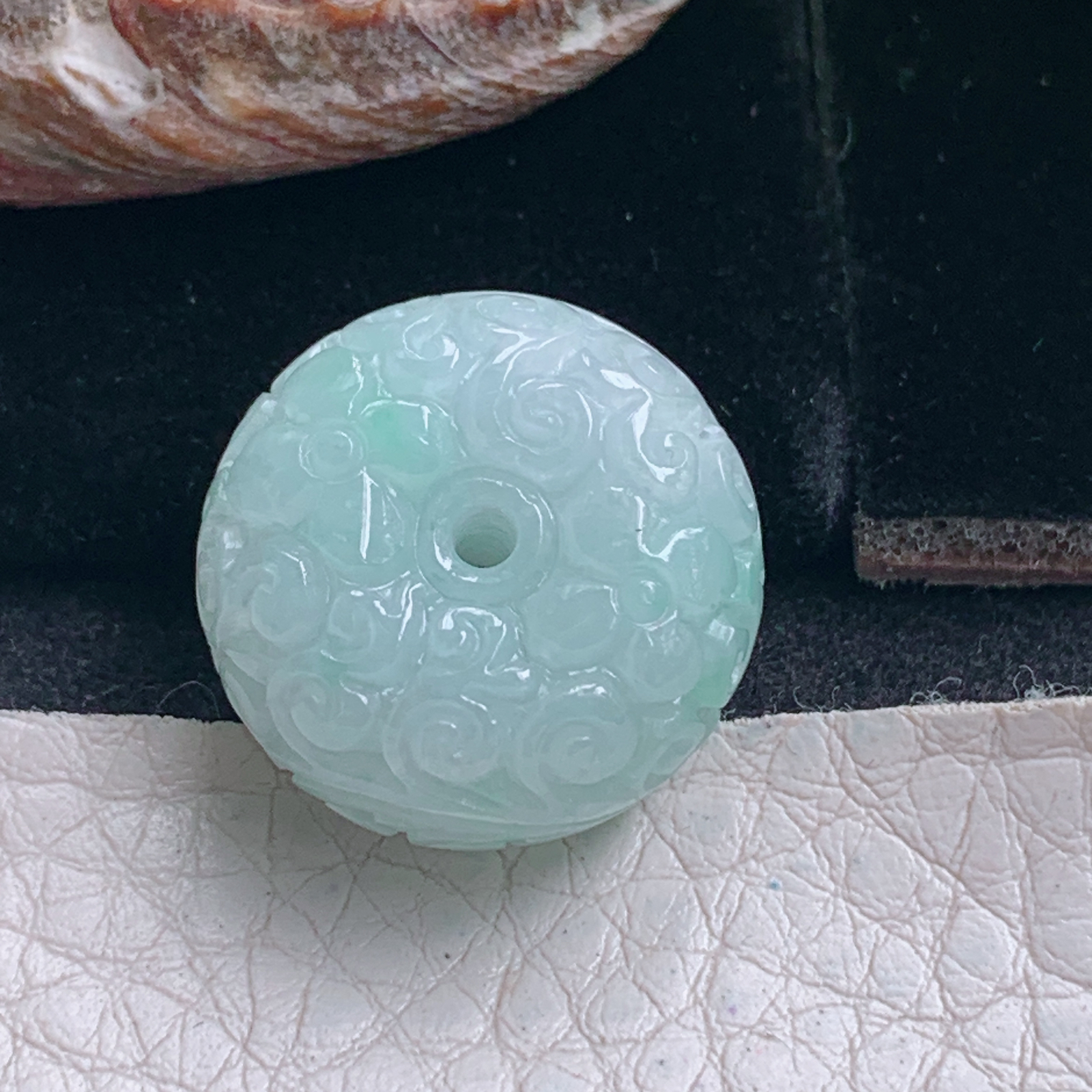 py实拍20*11.8缅甸翡翠冰润飘绿面包扣 玉扣玉吊坠 玉挂件