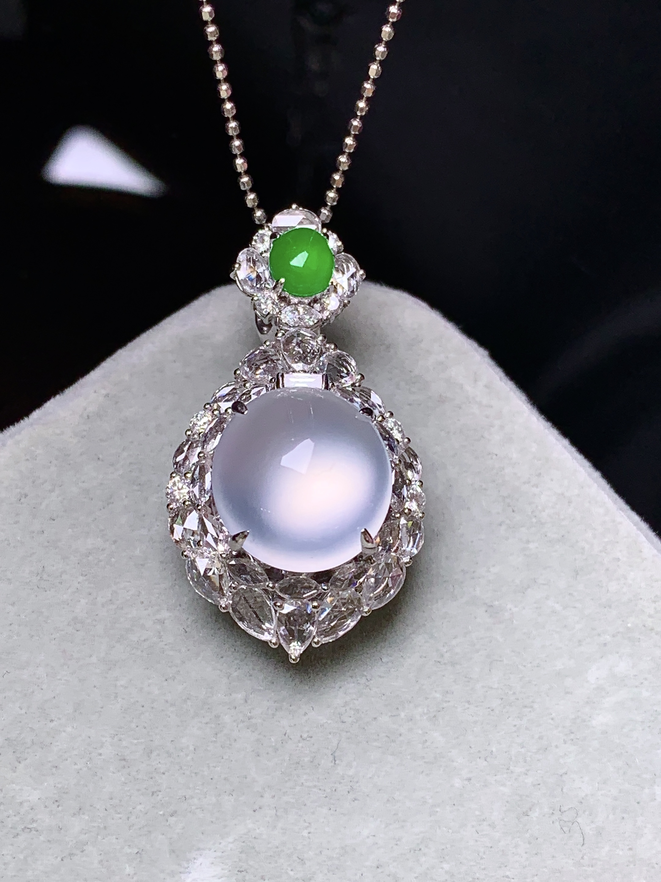 18k金钻镶嵌玻璃种蛋面吊坠 玉质细腻 色泽艳丽清新 水润亮眼 整体尺寸30*16.5*12.5j4