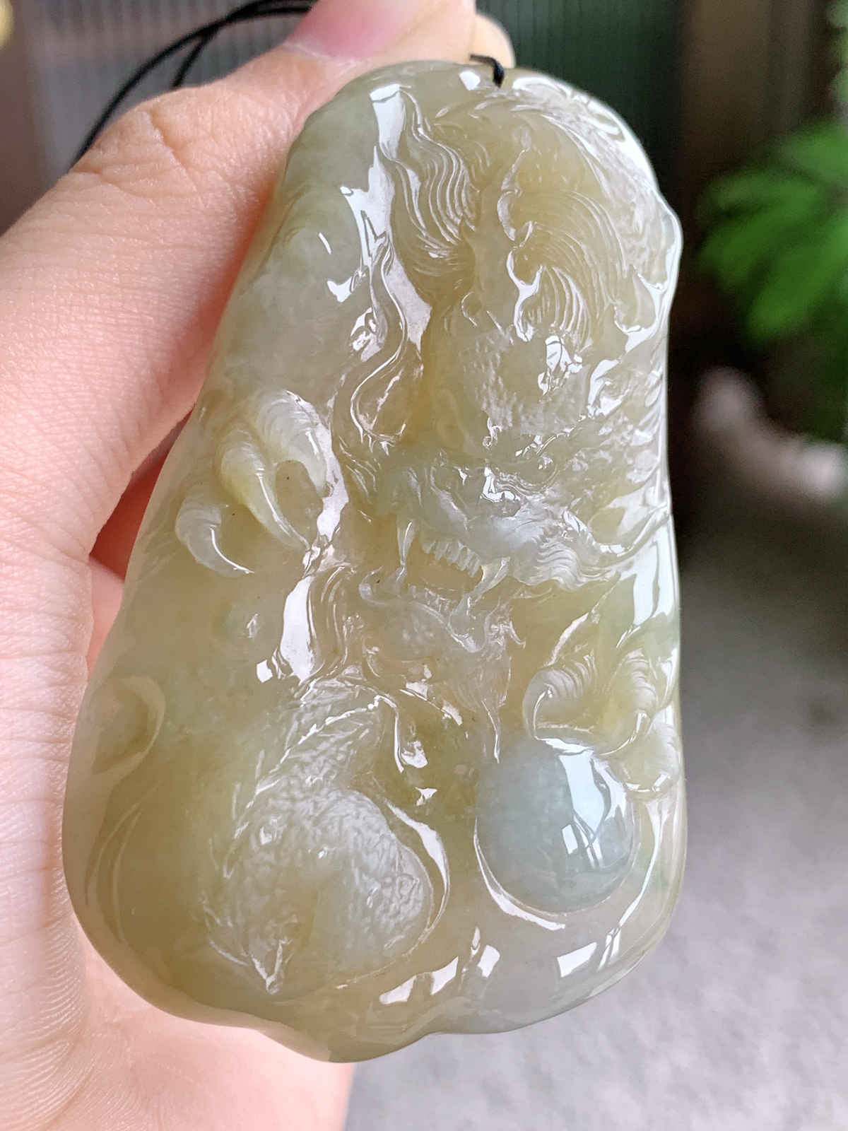 【裸石】冰黄翡龙牌大龙牌吊坠
【说明】缅料 性价比高  
【尺寸】65.5-40-12