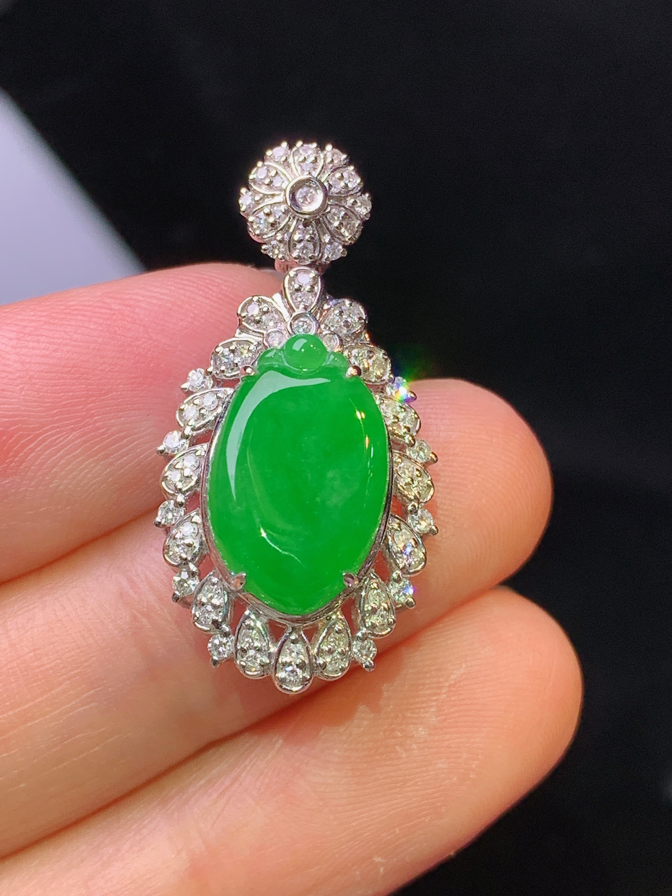 18k金钻镶嵌满绿福瓜吊坠 玉质细腻 色泽艳丽清新 水润亮眼 整体尺寸29*14.8*8.3c2