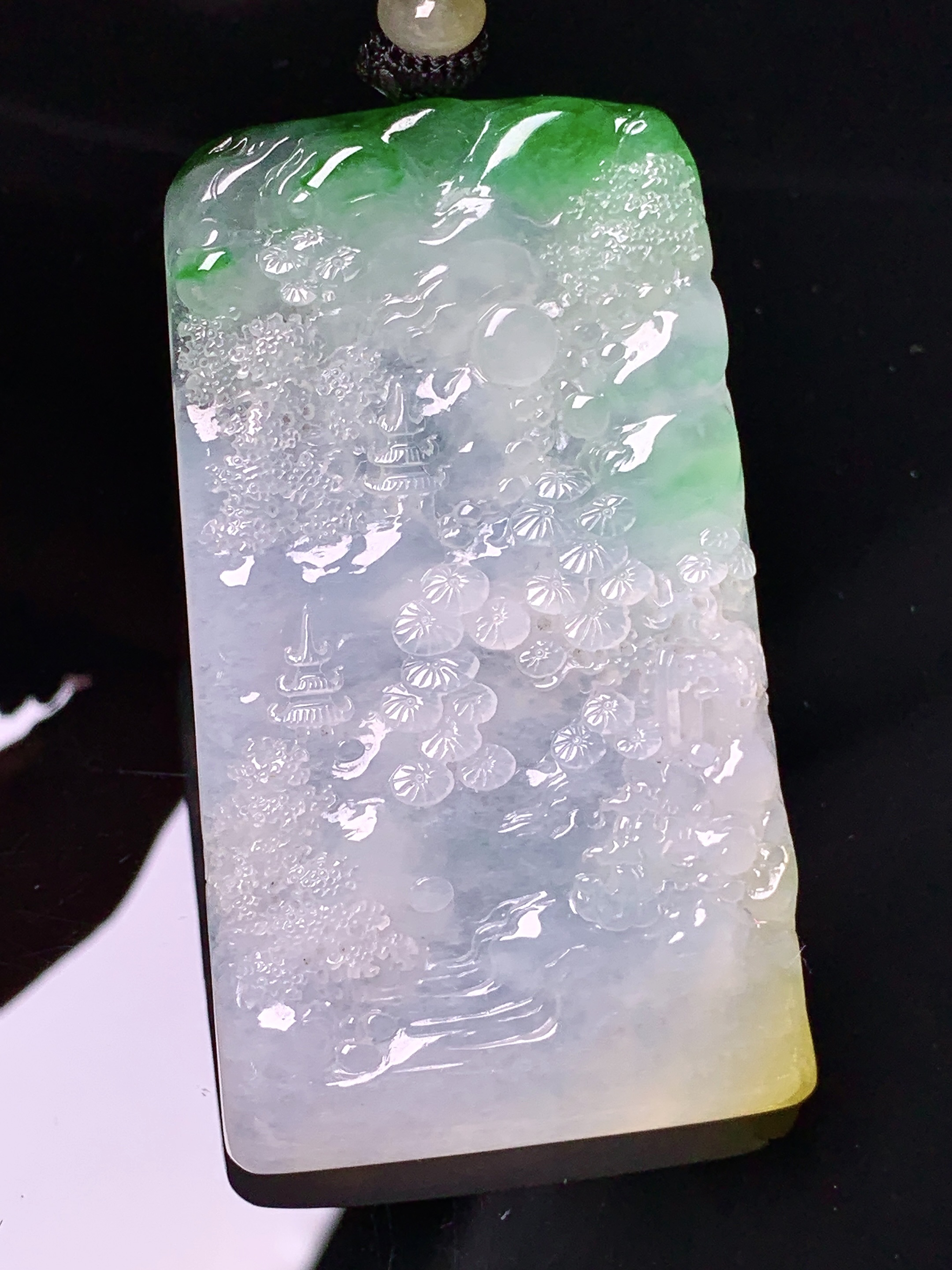 飘绿山水牌子吊坠 玉质细腻 色泽艳丽清新 水润亮眼 整体尺寸58.6*33.6*5.8w1