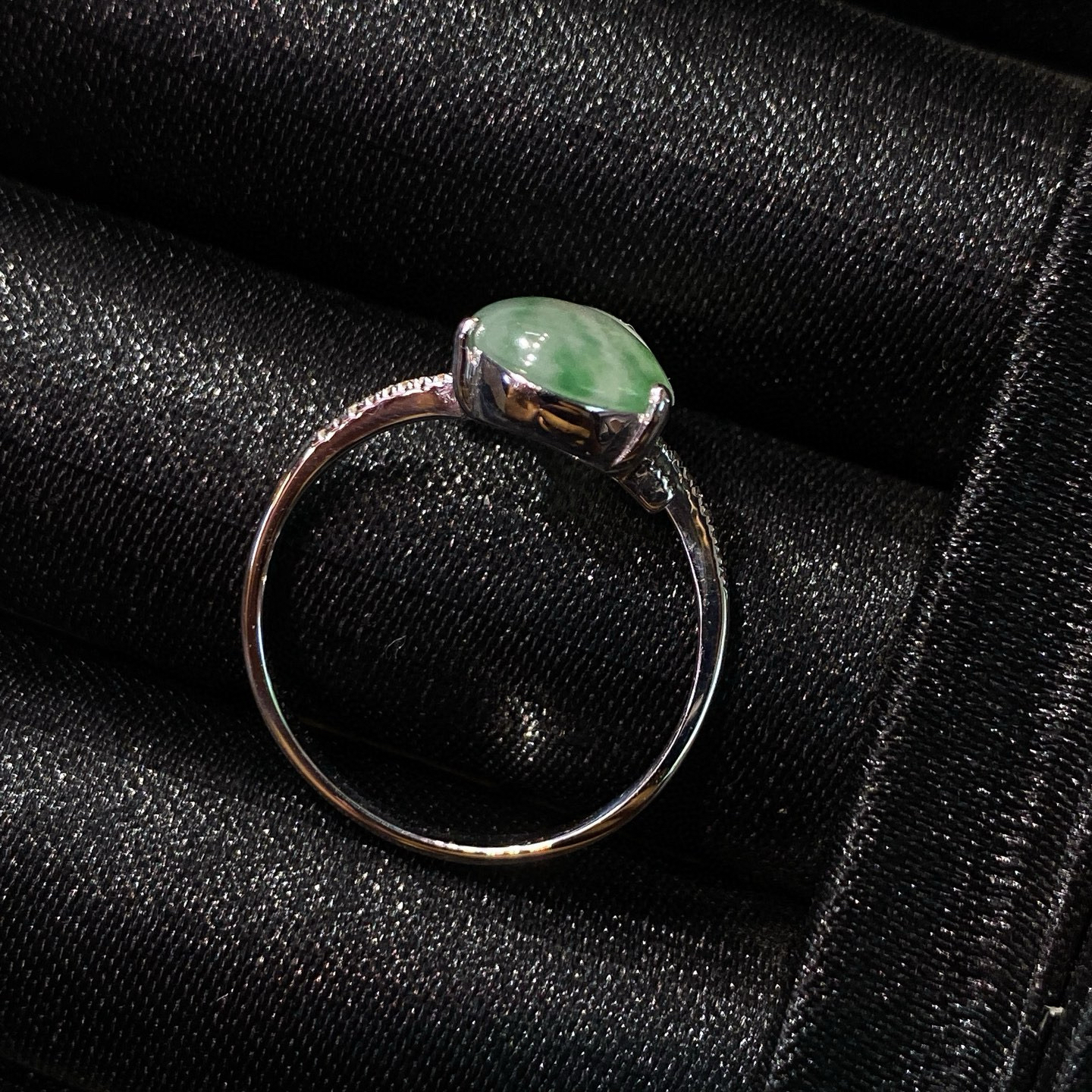 冰飘花葫芦戒指 
种水通透，绿色飘花纹理灵动
葫芦造型饱满圆润， 18K金镶嵌
尺寸如图一  实物更美～