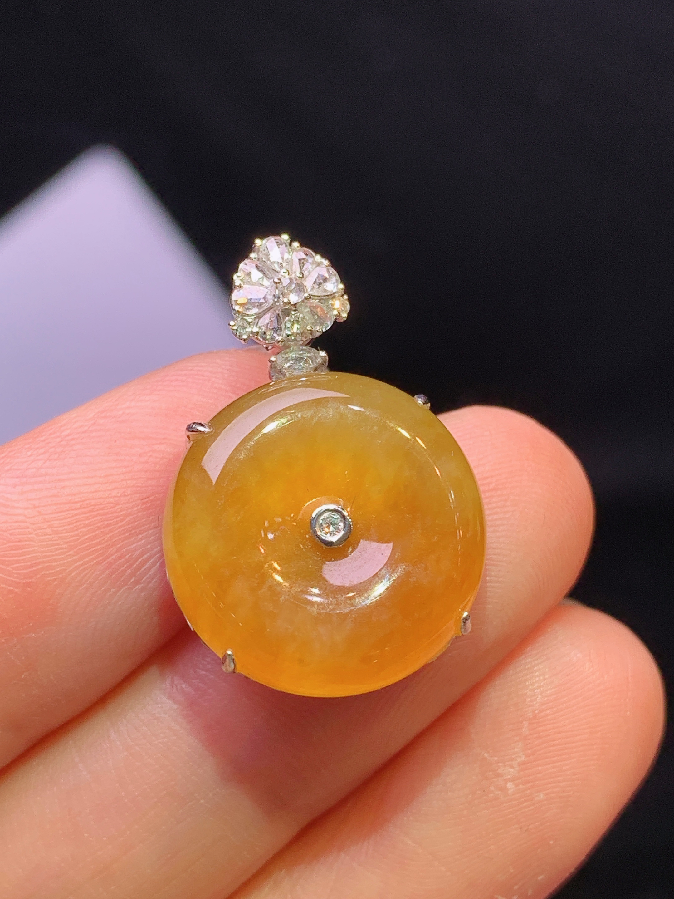 18k金钻镶嵌黄翡平安扣吊坠 玉质细腻 色泽艳丽清新 水润亮眼 整体尺寸24*16.5*7y4