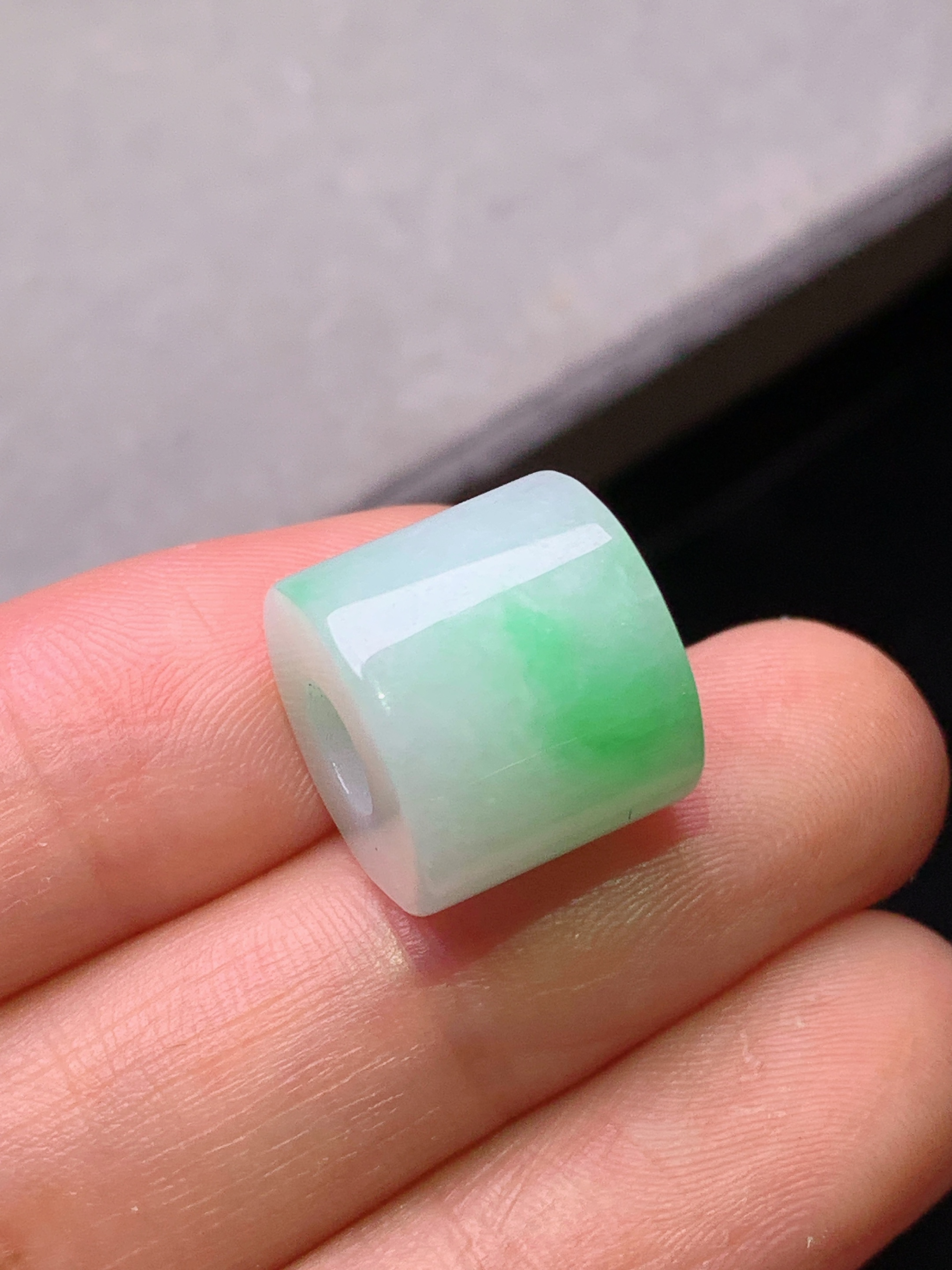 飘绿路路通吊坠 玉质细腻 色泽艳丽清新 水润亮眼 整体尺寸13.8*12h4