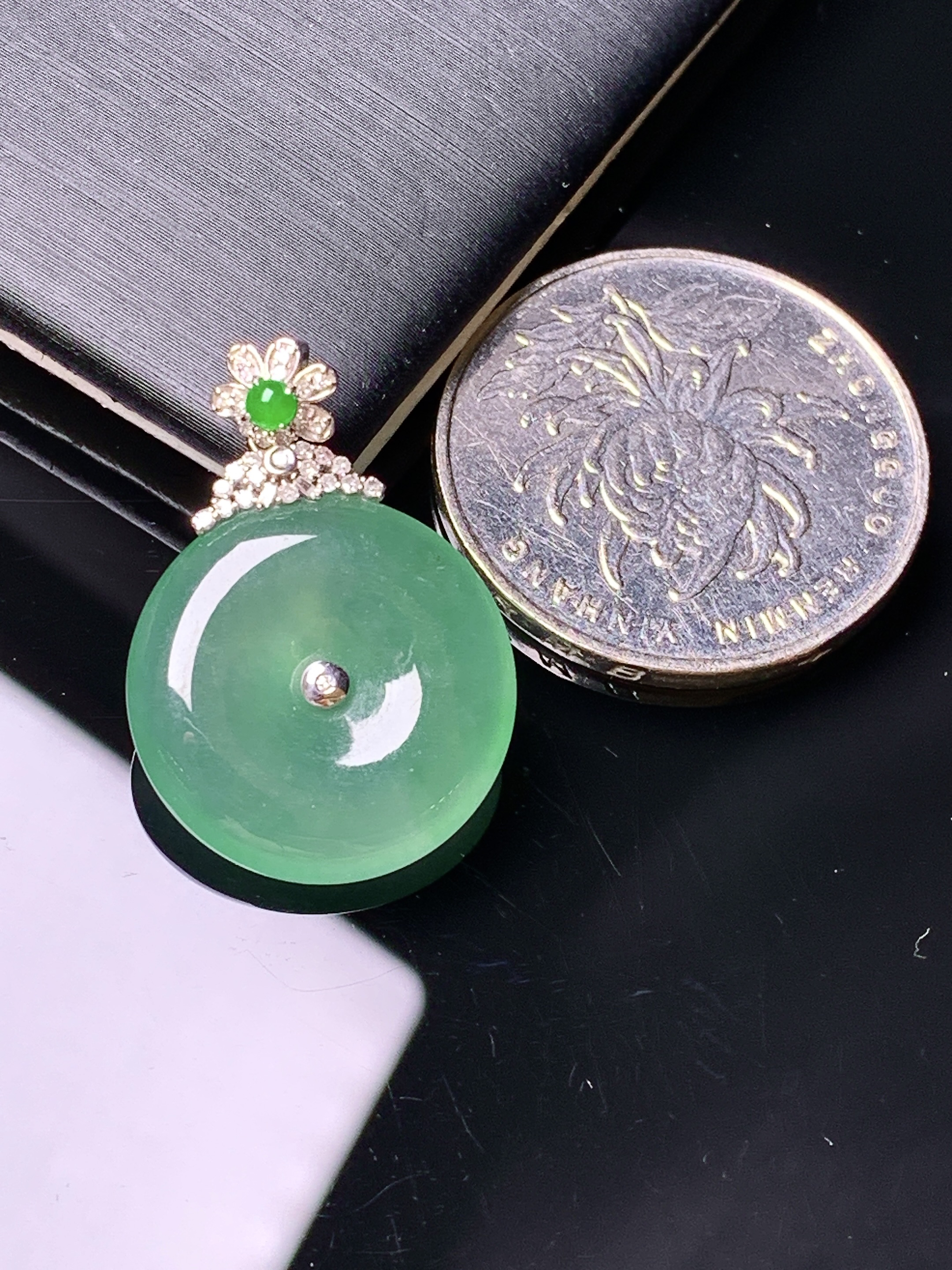 18k金钻镶嵌冰种晴绿平安扣吊坠 玉质细腻 色泽艳丽清新 水润亮眼 整体尺寸25.6*18*4.6b1