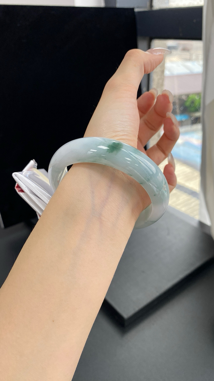 【宽版飘花正圈手镯】
尺寸：60-17-9.8
自然光无滤镜，原图直出