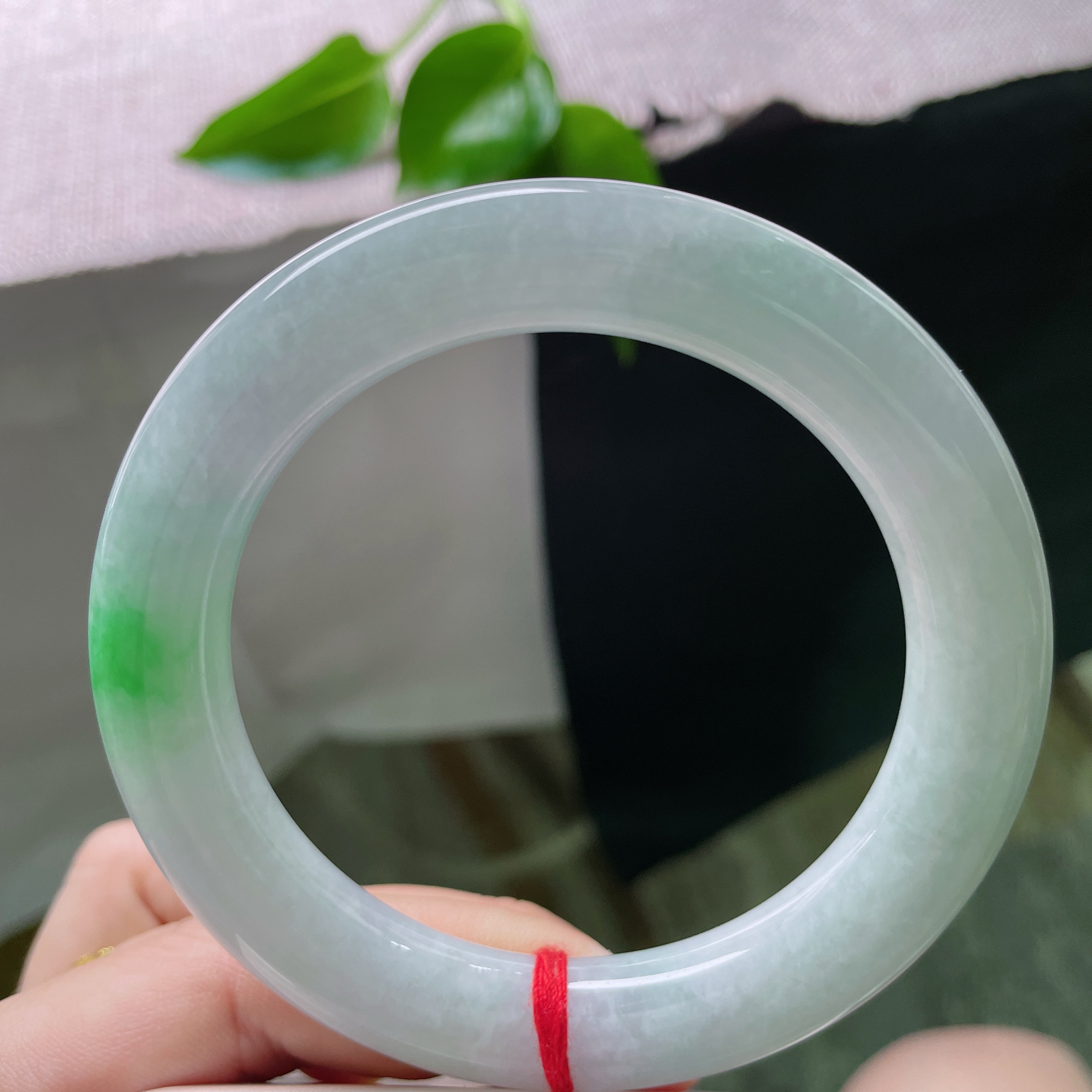 58.5/11.5飘绿圆条，翠色鲜艳夺目，珠圆玉润，传世之翠，一眼入魂。棉线纹