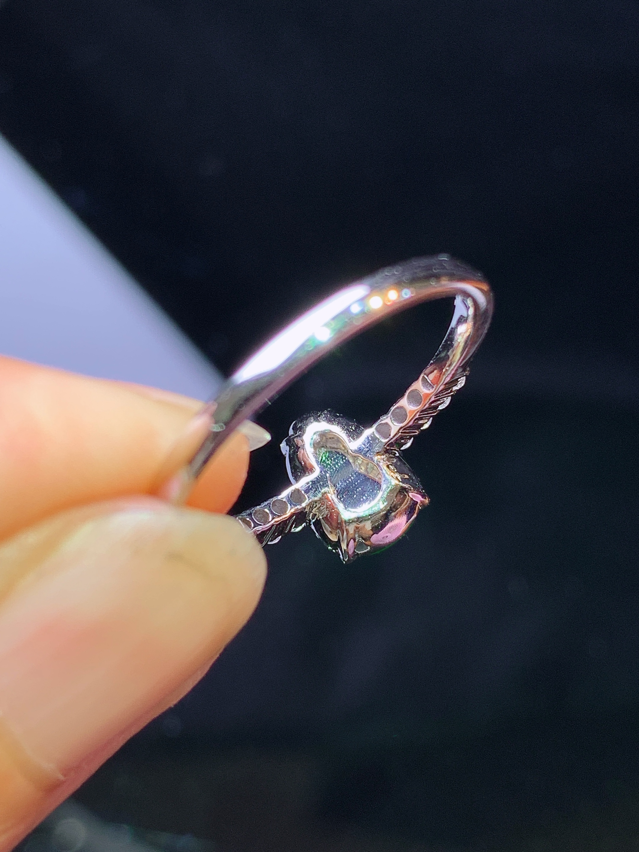 18k金钻镶嵌满绿葫芦戒指 玉质细腻 色泽艳丽清新 水润亮眼 圈口14 裸石尺寸8.5*6*3.2f1