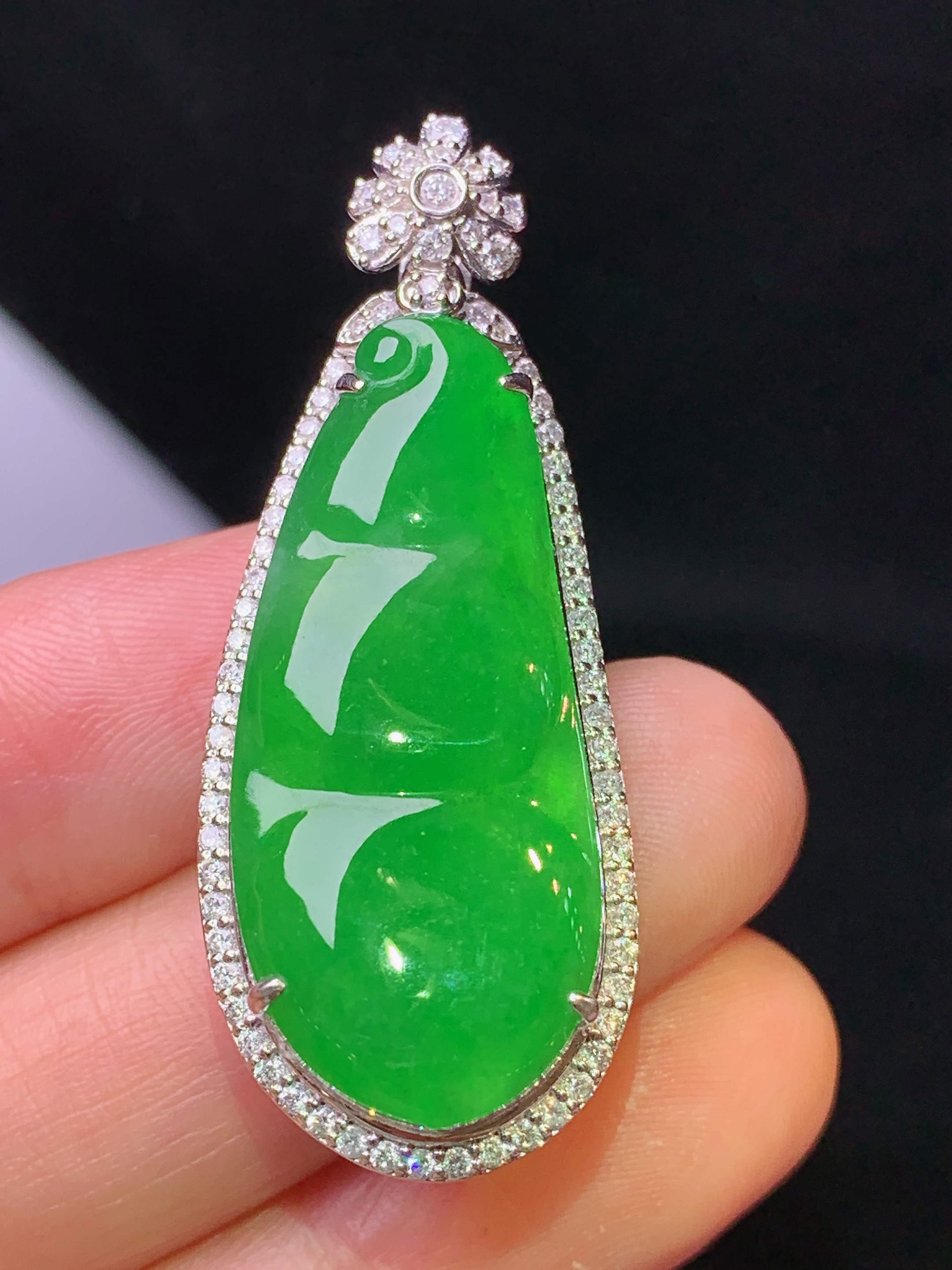 18k金钻镶嵌满绿四季豆吊坠 玉质细腻 色泽艳丽清新 水润亮眼 整体尺寸43*17*11f1