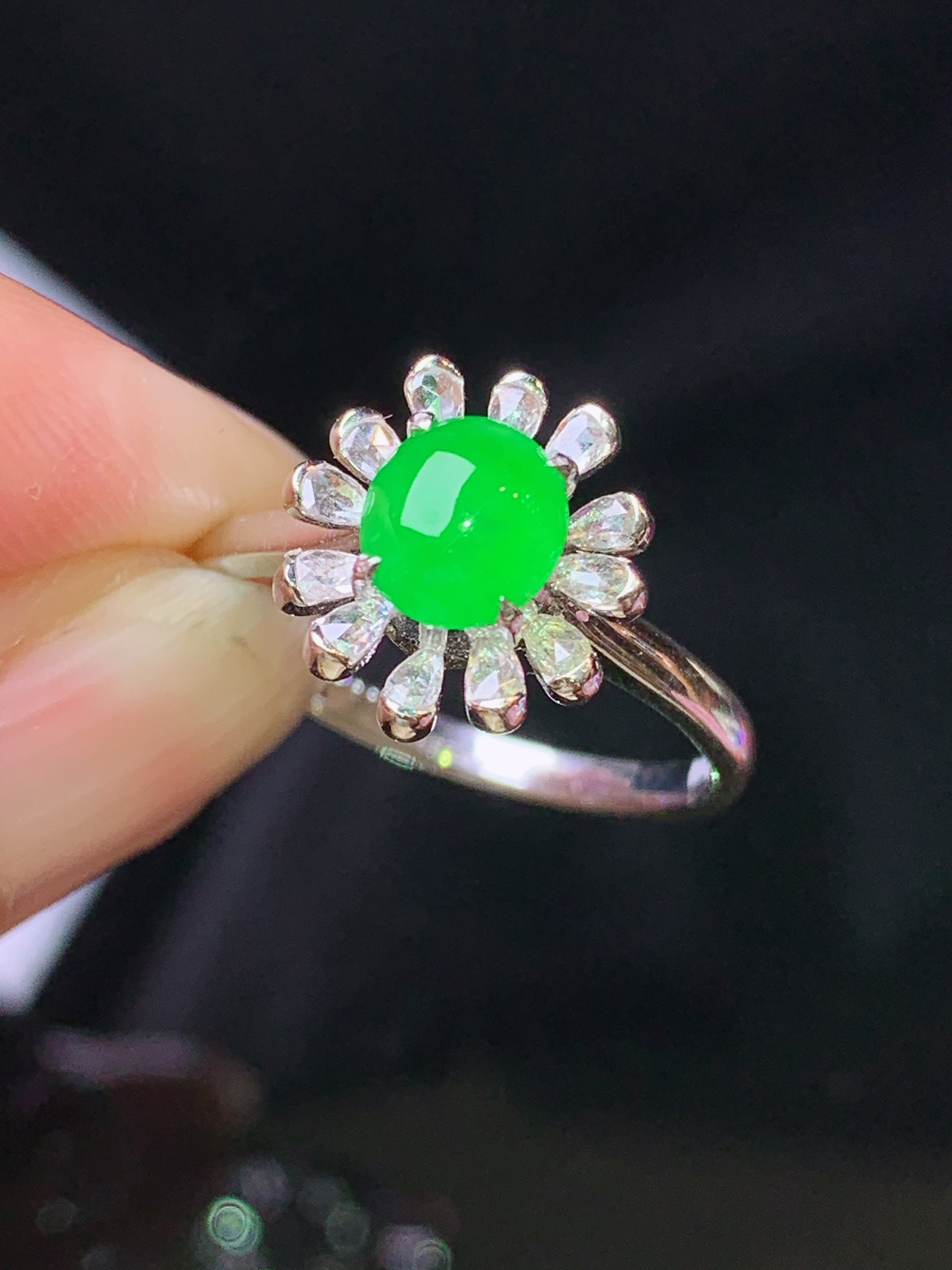 18k金钻镶嵌满绿蛋面戒指 玉质细腻 色泽艳丽清新 水润亮眼 圈口14 整体尺寸11.8*11*8j3