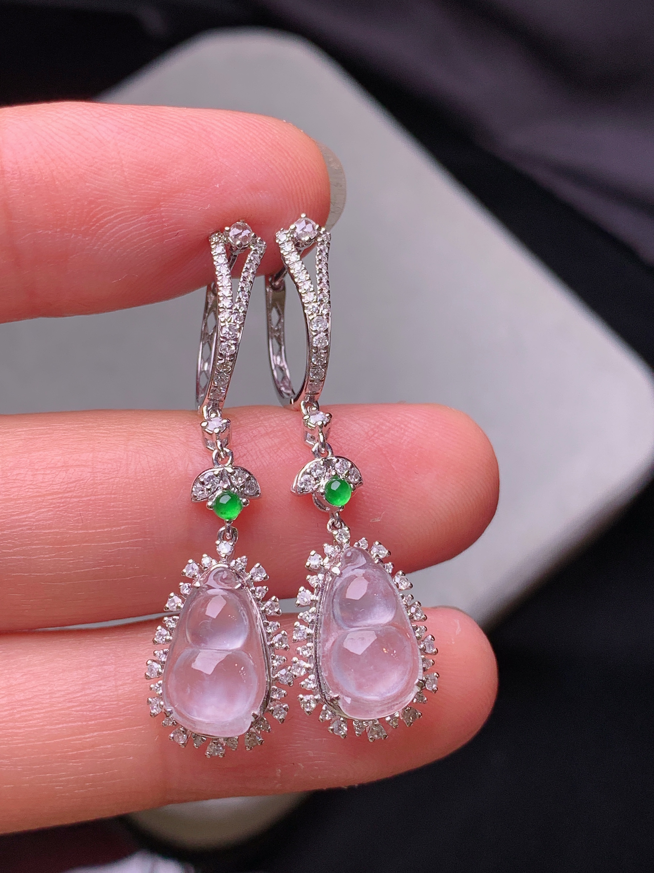 18k金钻镶嵌冰种葫芦耳坠 玉质细腻 色泽艳丽清新 水润亮眼 整体尺寸35*10*7z2