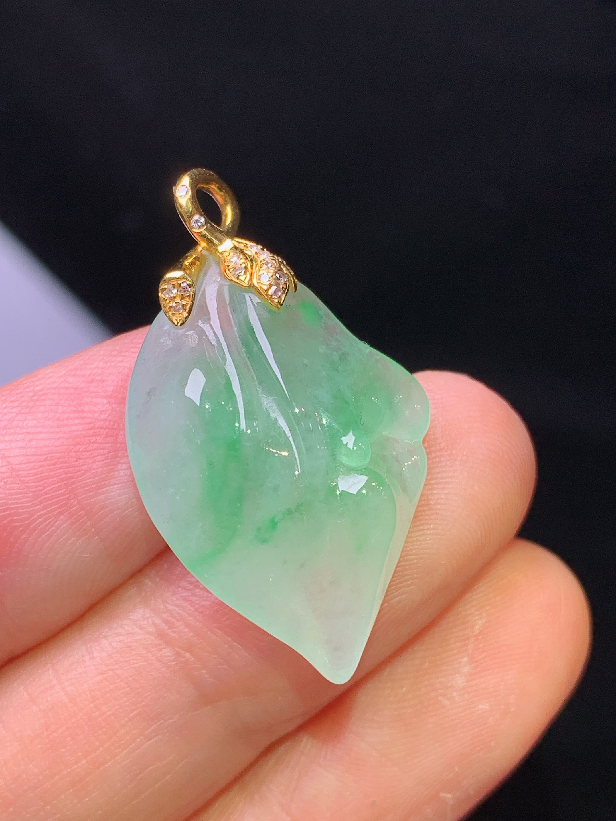 18k金钻镶嵌飘绿随形吊坠 玉质细腻 色泽艳丽清新 水润亮眼 整体尺寸30*17.2*7.6f1